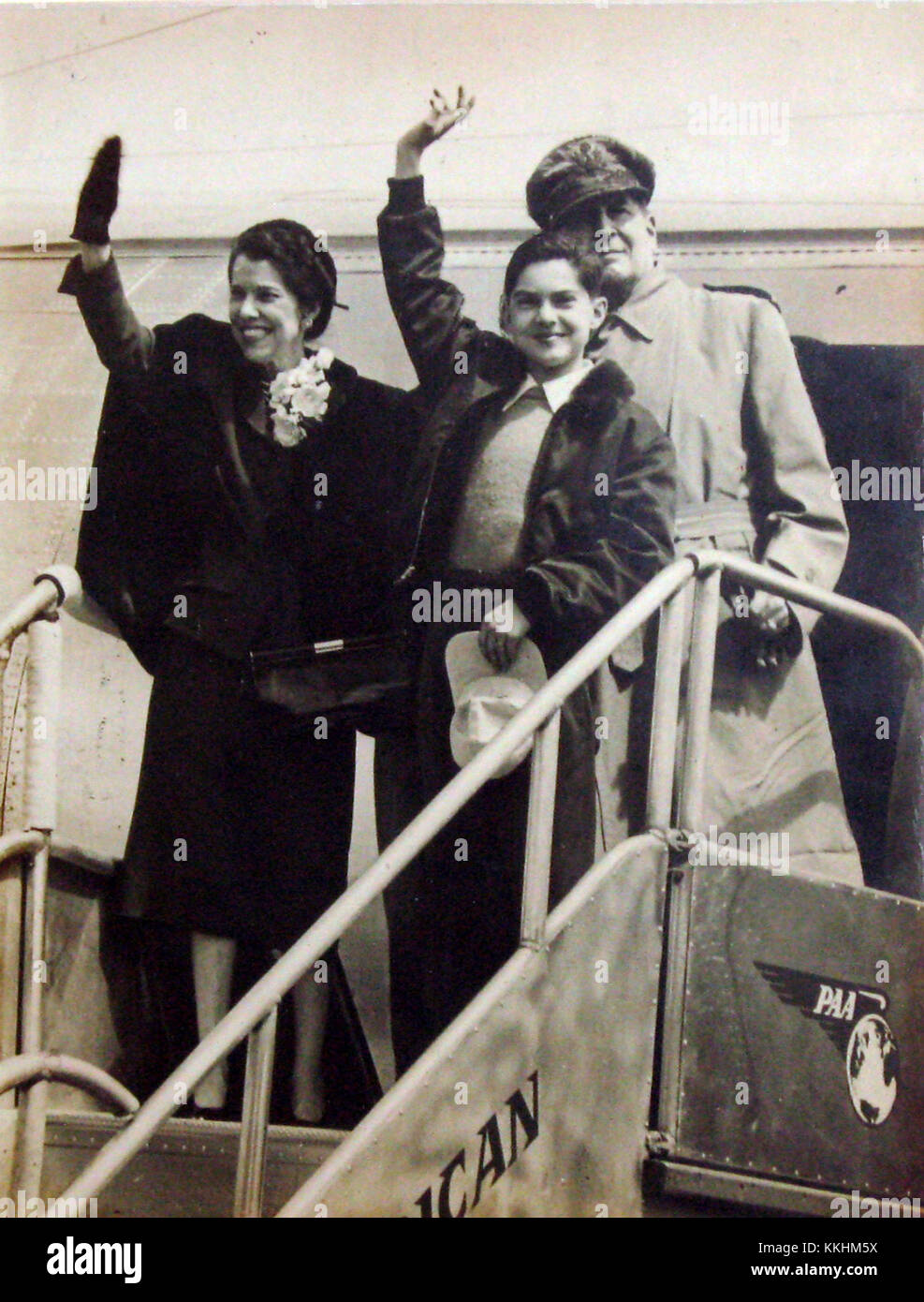 General Douglas MacArthur, ein prominenter Militärführer während des Zweiten Weltkriegs, wurde 1950 mit seiner Familie fotografiert. Dieses Bild fängt einen Moment des Nachkriegslebens ein und spiegelt das öffentliche und persönliche Leben von MacArthurâ wider. Stockfoto