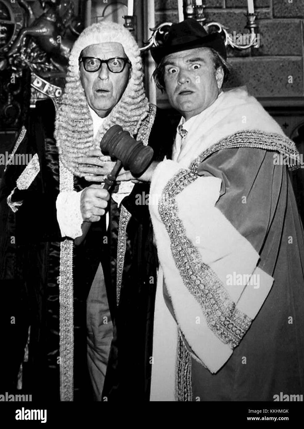 Stanley Holloway und Red Skelton, beide bekannte Entertainer, sind auf diesem Foto aus dem Jahr 1965 zu sehen, das einen Moment aus ihrer Karriere in der Unterhaltungsbranche einfängt. Stockfoto