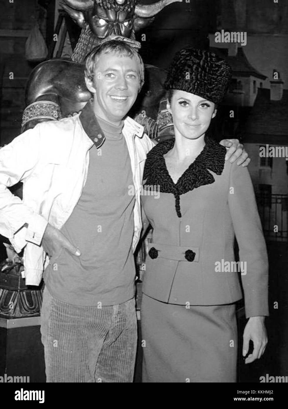 Stefanie Powers und Noel Harrison spielten in den 1960er Jahren in der Fernsehserie The Girl from U.N.C.L.E. Die Show, ein Spionageschema, war ein Spin-off der beliebten Serie „The man from U.N.C.L.E.“ und enthielt actiongeladene Episoden mit Spionage-Themen. Stockfoto