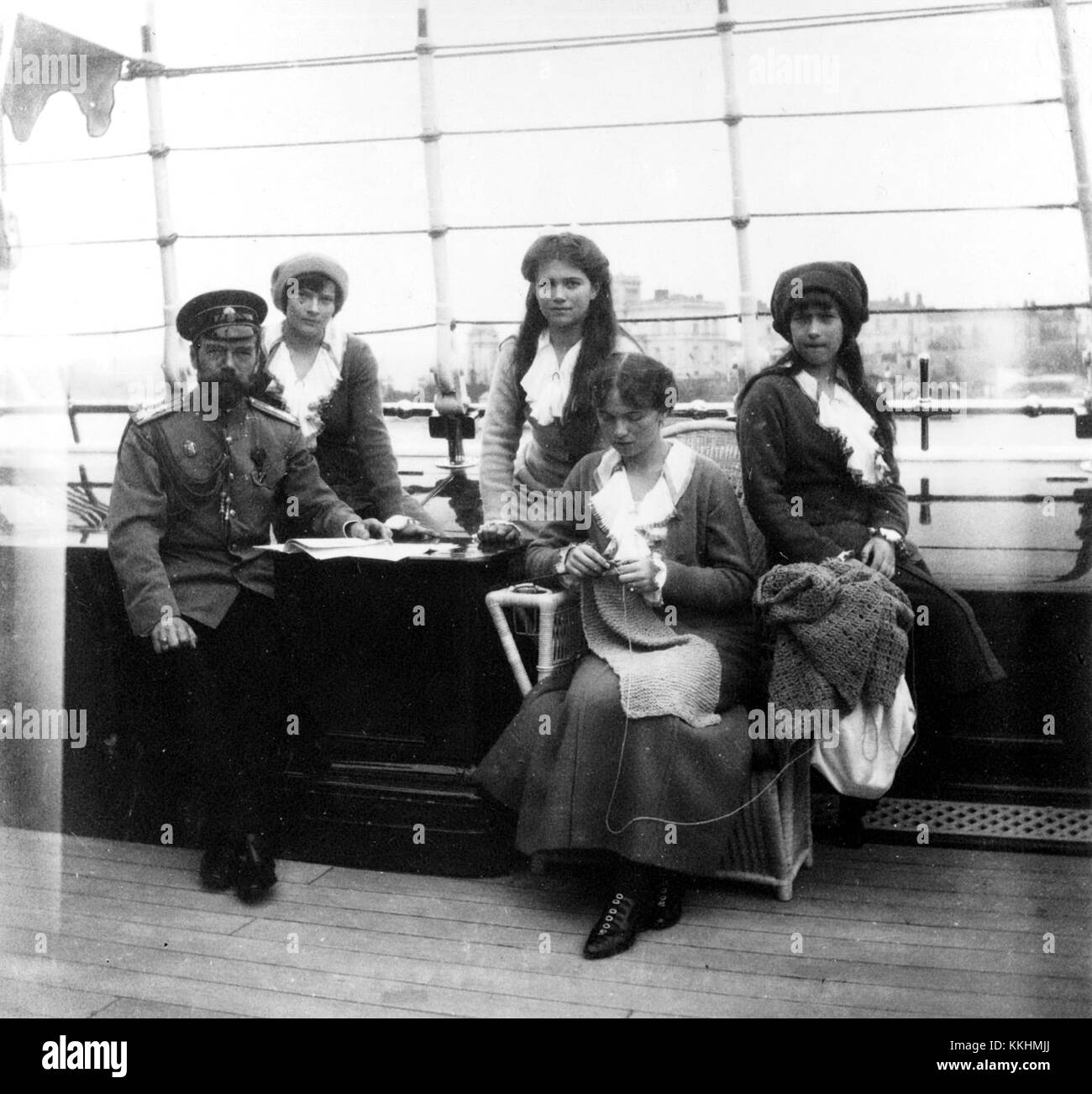 Nikolaus II. Von Russland, der letzte Zar Russlands, ist mit seinen Töchtern an Bord der Kaiserlichen Yacht Standart dargestellt. Das Bild fängt einen historischen Moment in der russischen kaiserlichen Geschichte ein und spiegelt den Lebensstil des königlichen familyâ vor der Revolution wider. Stockfoto