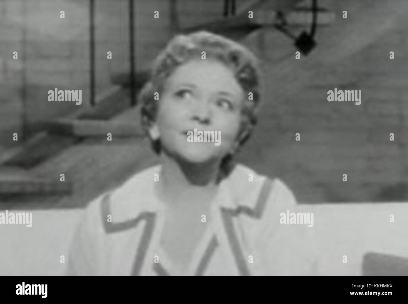 Der Trailer zu dem Film *I Married a Woman* zeigt Jessie Royce Landis, eine US-amerikanische Schauspielerin, die in den 1950er Jahren für ihre Rollen in Comedyfilmen bekannt war Der Trailer zeigt die komödiantischen und romantischen Elemente des Films. Stockfoto