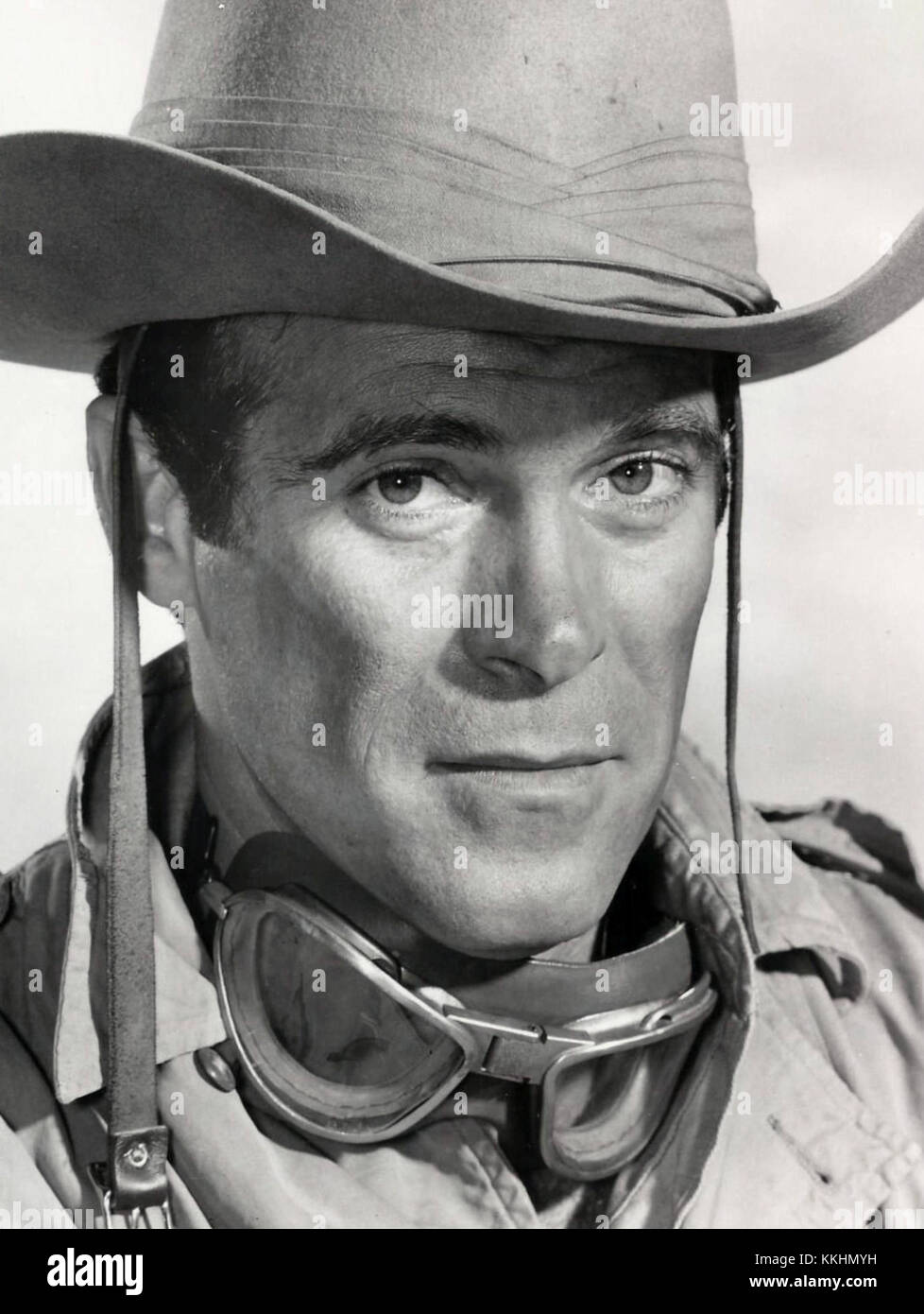 Christopher George war ein US-amerikanischer Schauspieler, der vor allem für seine Rolle in der Fernsehserie The Rat Patrol bekannt war. Die Show, die während des Zweiten Weltkriegs spielt, konzentrierte sich auf eine Gruppe alliierter Soldaten, die in Nordafrika kämpften. Georges Auftritt war ein wichtiger Teil des Erfolgs der Show. Stockfoto