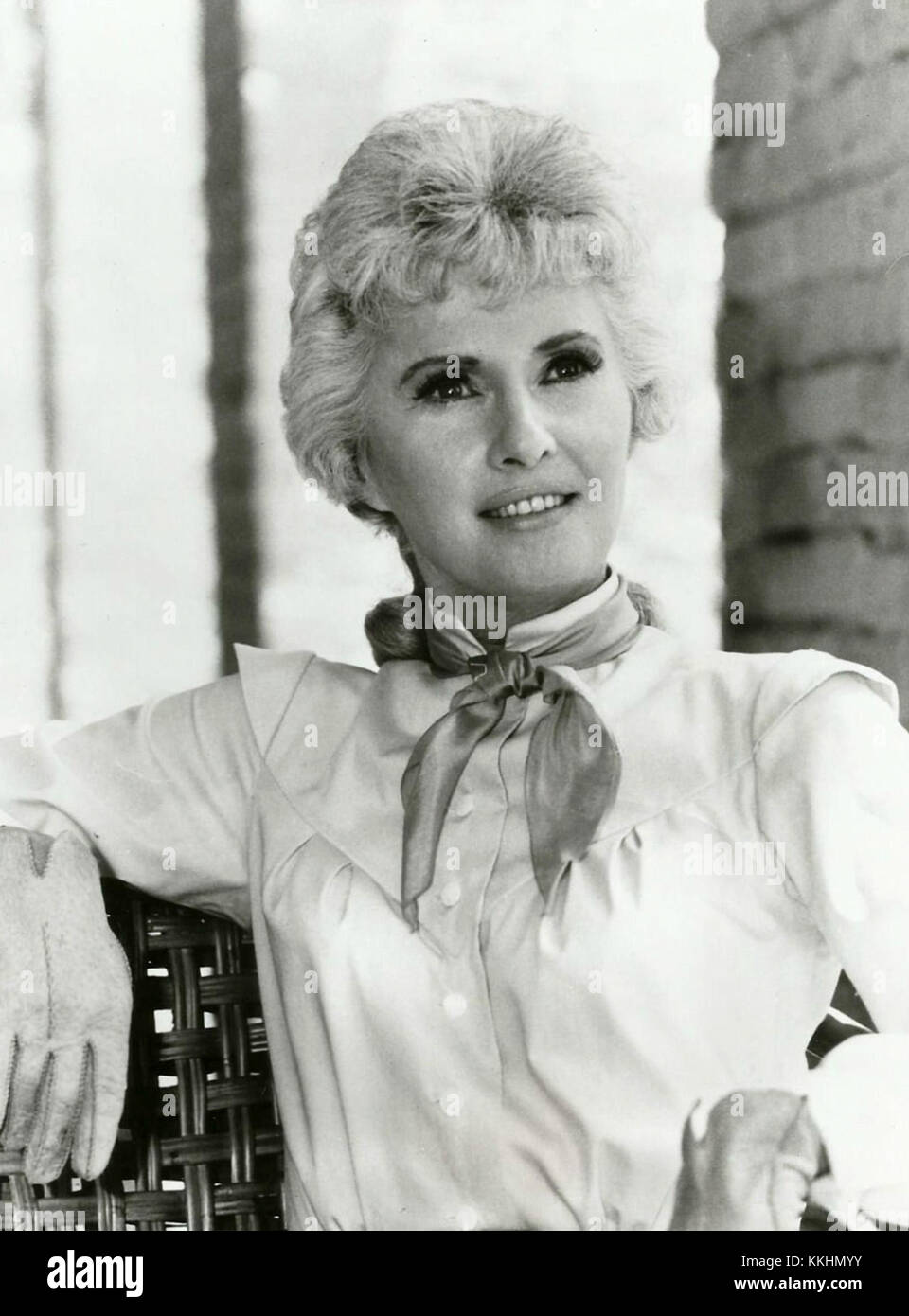 Barbara Stanwyck, eine berühmte amerikanische Schauspielerin, spielte 1967 in der Fernsehserie Big Valley. Die Serie spielt im amerikanischen Westen und zeigt Stanwyck als starke Matriarchin, die ihre Familie durch Herausforderungen in einer sich ändernden Grenze führt. Stockfoto