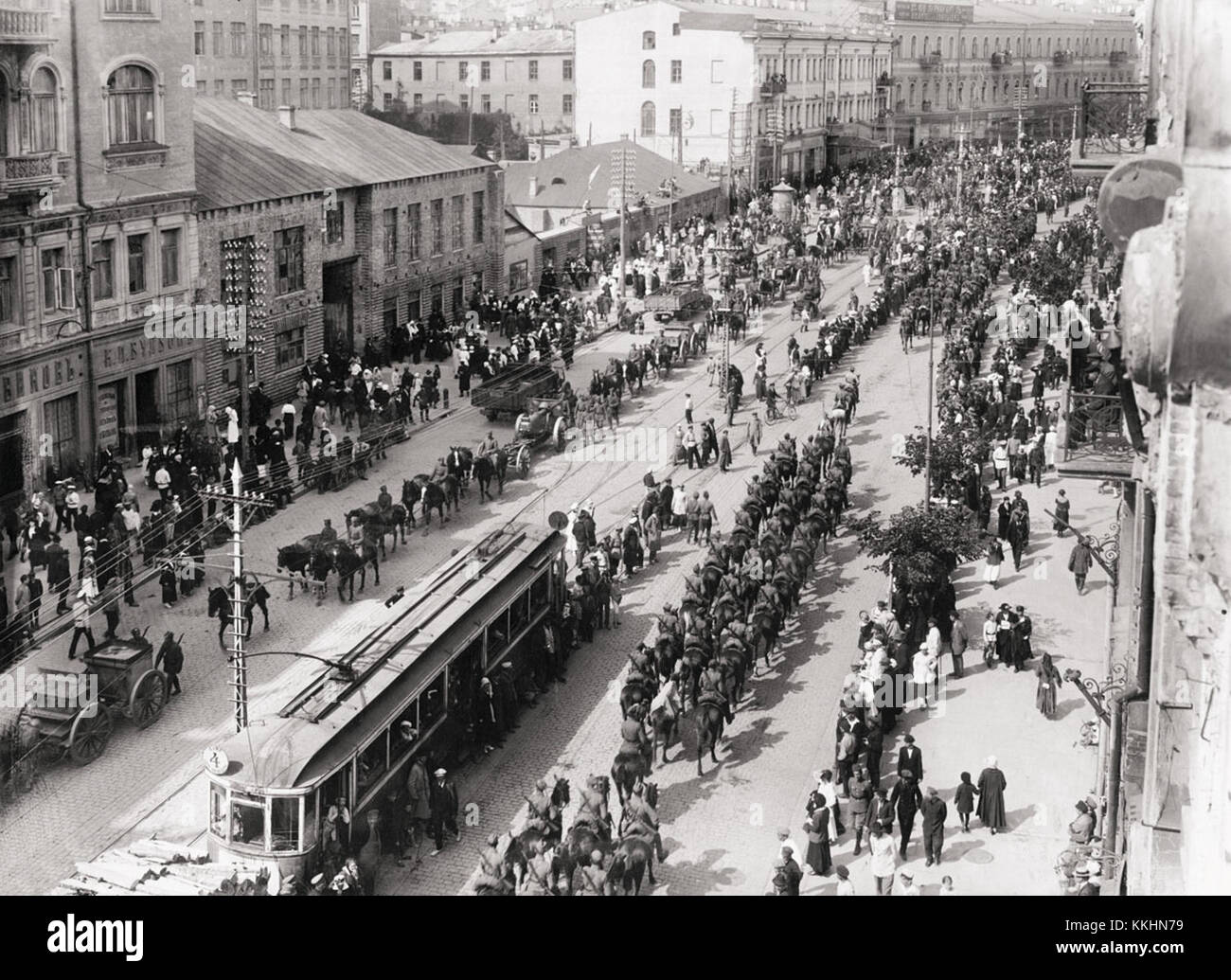 Ein historisches Foto vom Mai 1920, das polnische Truppen während des Polnisch-sowjetischen Krieges durch die Straßen Kiews in der Ukraine zeigt und einen wichtigen Moment der Militärgeschichte festnimmt. Stockfoto