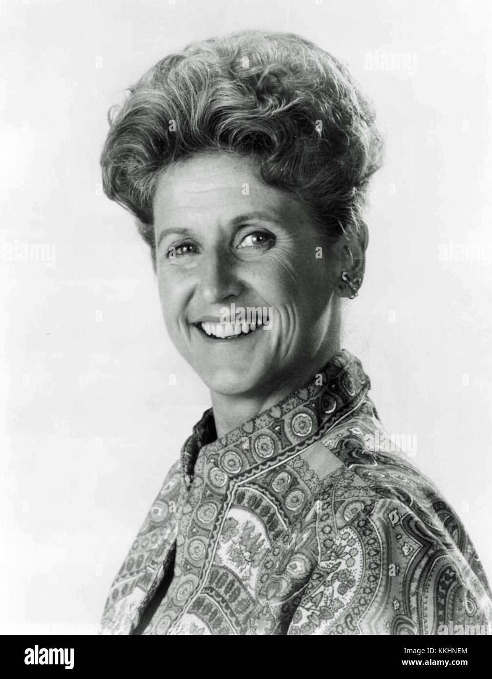 Ann B. Davis, berühmt für ihre Rolle als Alice in The Brady Bunch, wurde 1973 fotografiert und spiegelt ihre Karriere im Fernsehen und ihr beständiges Vermächtnis als Schauspielerin wider. Stockfoto