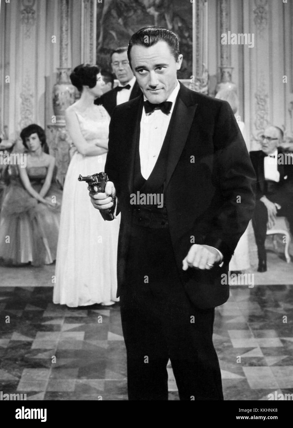 Robert Vaughn, bekannt für seine Rolle in „der Mann aus der U.N.C.L.E.“, wird 1964 in einem Bild dargestellt, das seine ikonische Darstellung in der Serie widerspiegelt. Stockfoto