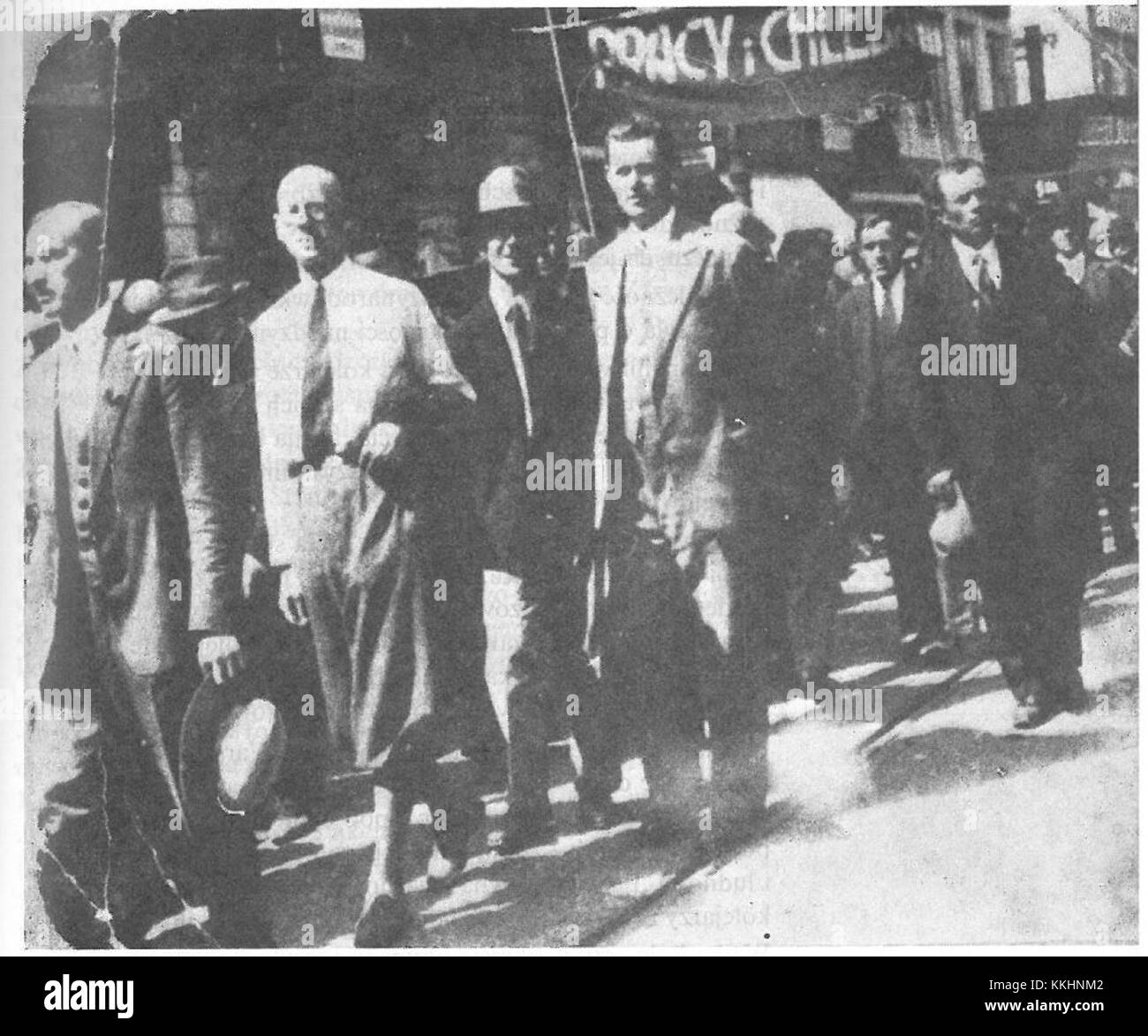 Eine Mai-Demonstration in Polen, 1936, die einen bedeutenden Moment in der polnischen Arbeits- und politischen Geschichte während der Zwischenkriegszeit festgehalten hat. Stockfoto