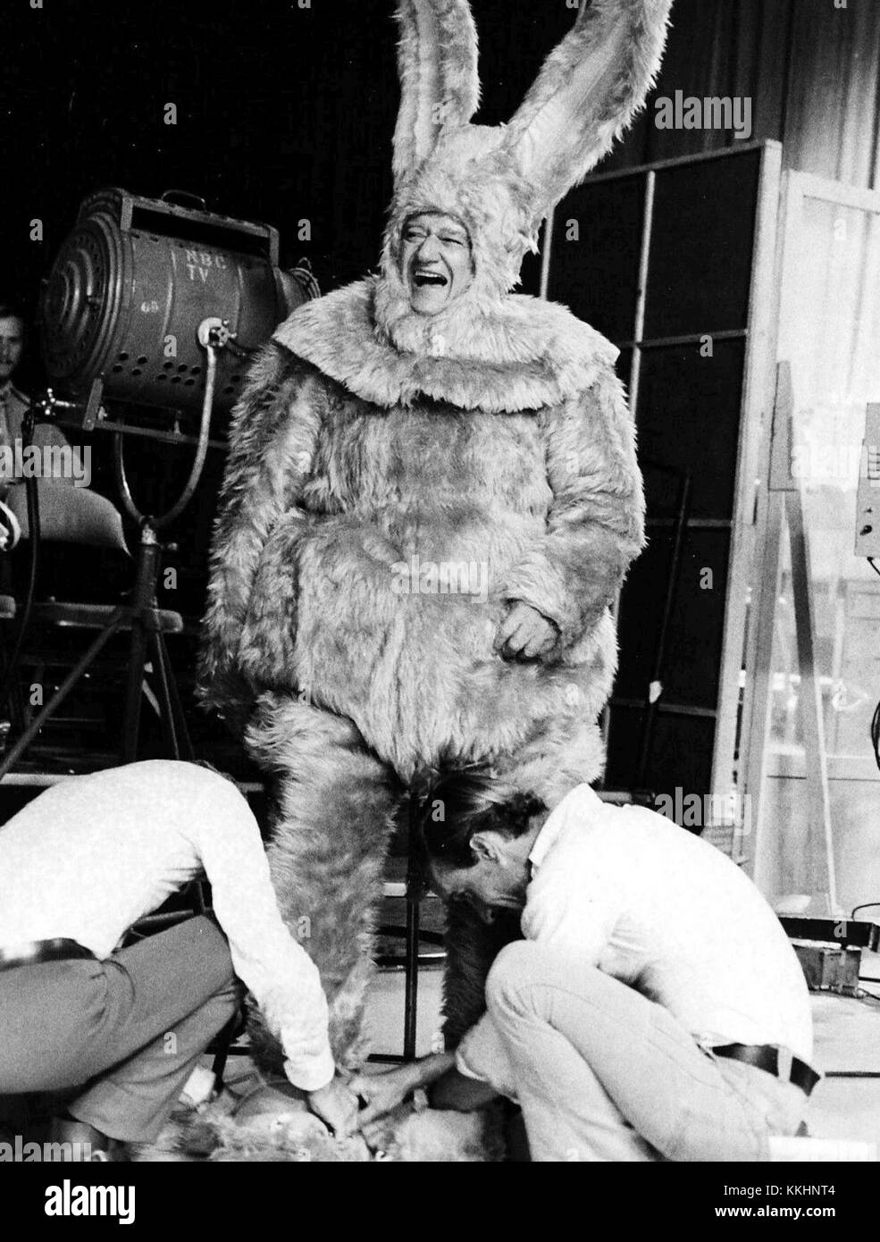 John Wayne erschien 1972 in der Ausgabe von „Laugh-in“, einer ikonischen amerikanischen TV-Varieté-Show, die für ihren politischen und kulturellen Humor bekannt ist. Stockfoto