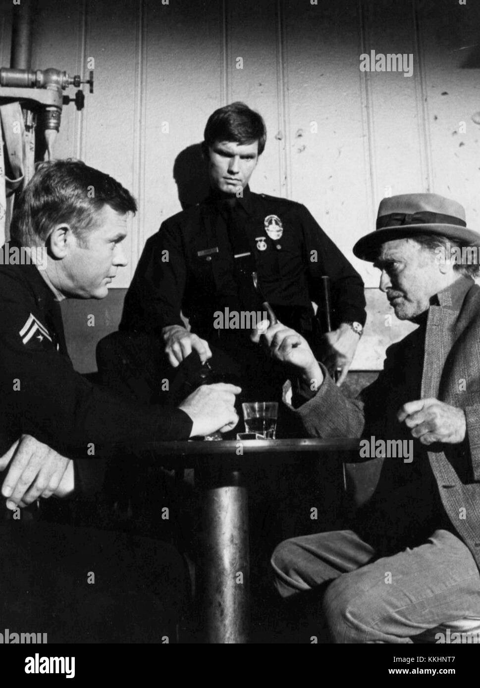 Kent McCord und Martin Milner spielten 1974 die Hauptrollen in dem populären Polizeidrama Adam-12. Die Serie stellte ihre Rolle als LAPD-Offiziere dar, die verschiedene Fälle in Los Angeles bearbeiteten. Stockfoto