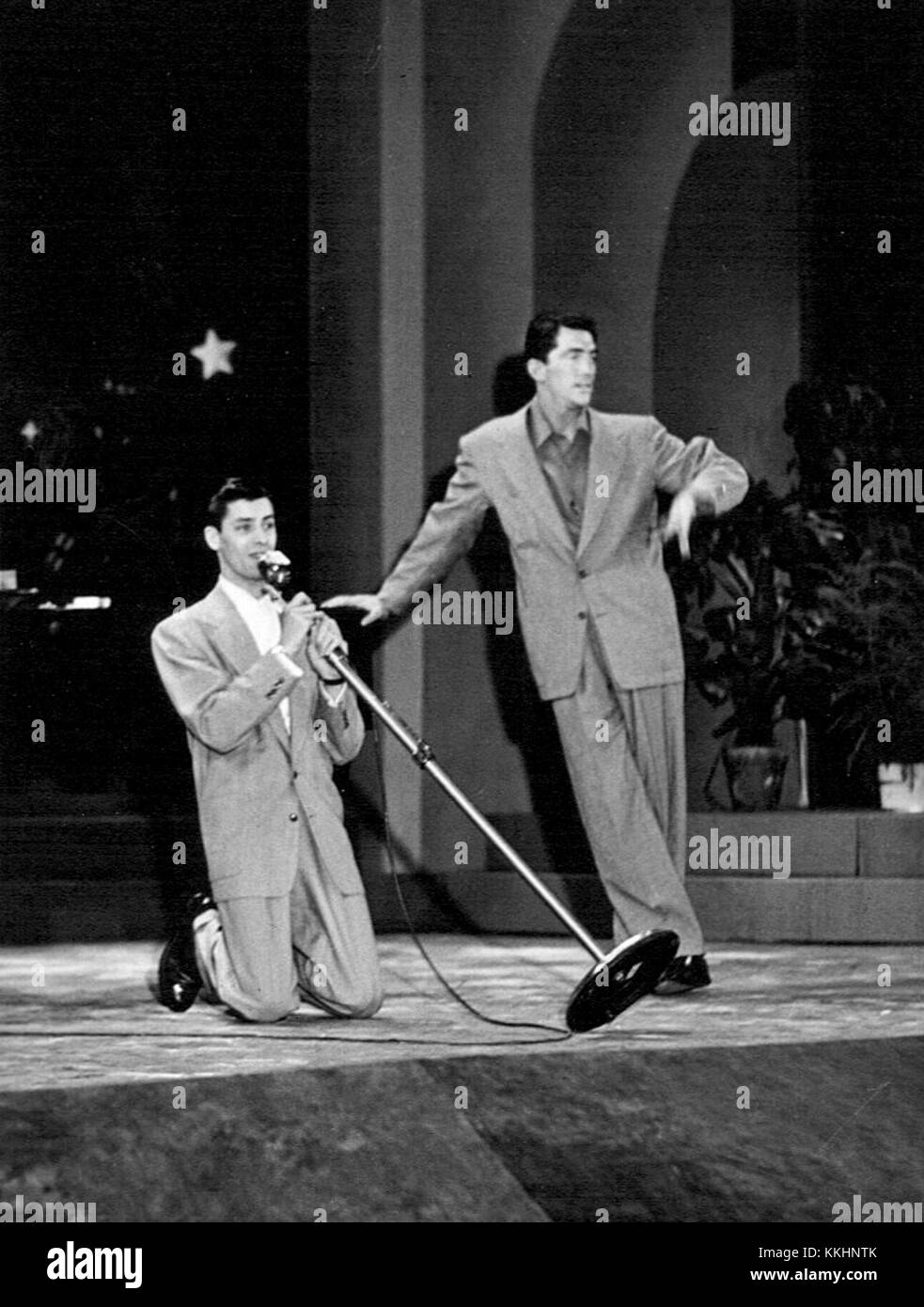 Martin und Lewis, das berühmte Comedy-Duo, trat in „Toast of the Town“ auf, einer Varieté-Show, die zu einer beliebten Fernsehsendung wurde. Ihre Auftritte sind für ihren Humor und ihre Chemie bekannt. Stockfoto