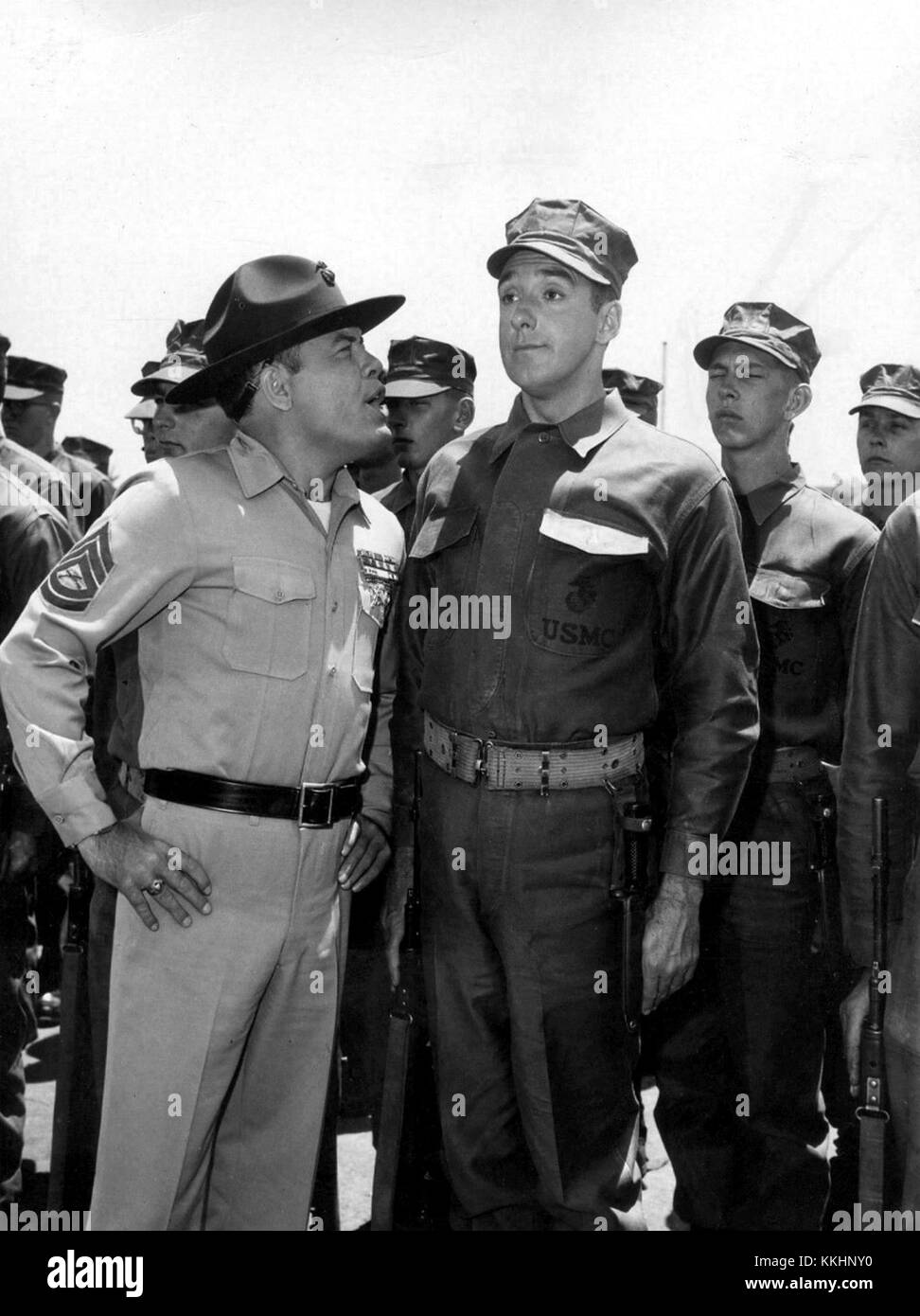 Foto von der Premiere von „Gomer Pyle, U.S.M.C.“ 1964 mit den Schauspielern Jim Nabors und Frank Sutton. Nabors porträtierte Gomer Pyle, einen naiven Tankstellenwart, der sich dem Marine Corps anschließt, mit Sutton als seinem engsten Gunnery Sergeant Vince Carter. Die Serie wurde von 1964 bis 1969 ausgestrahlt. Stockfoto