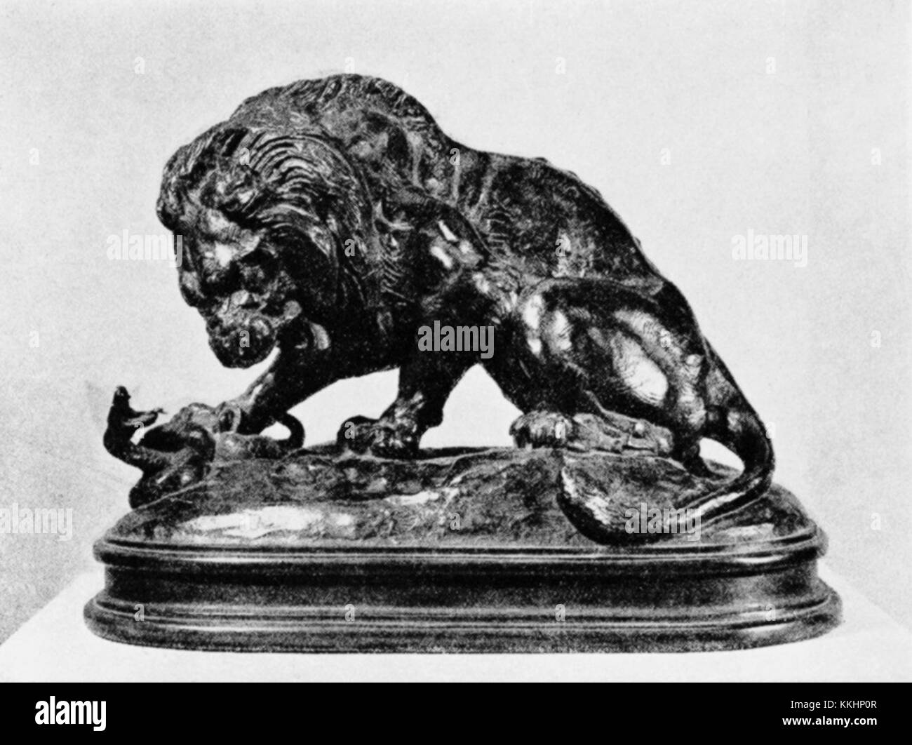 Die Skulptur „Lion Fighting a Serpent“ von Antoine-Louis Barye zeigt eine dramatische Szene eines Löwen, der mit einer Schlange kämpft. Dieses Kunstwerk ist eine kraftvolle Darstellung von Stärke und Kampf in der Natur und veranschaulicht Baryes Geschick in der Tierdarstellung. Stockfoto