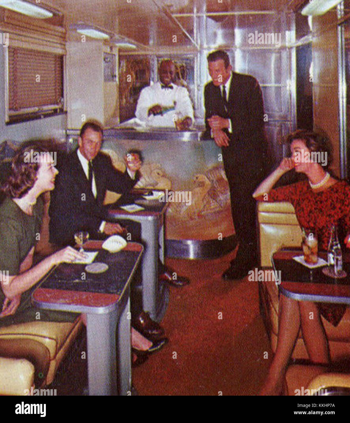 Die California Zephyr Cocktailbar, Teil der berühmten Zugstrecke, bietet ein einzigartiges Reiseerlebnis mit einer Bar im Retro-Stil und einer entspannten Atmosphäre, die den Passagieren während ihrer Reise einen Vorgeschmack auf Luxus bietet. Stockfoto