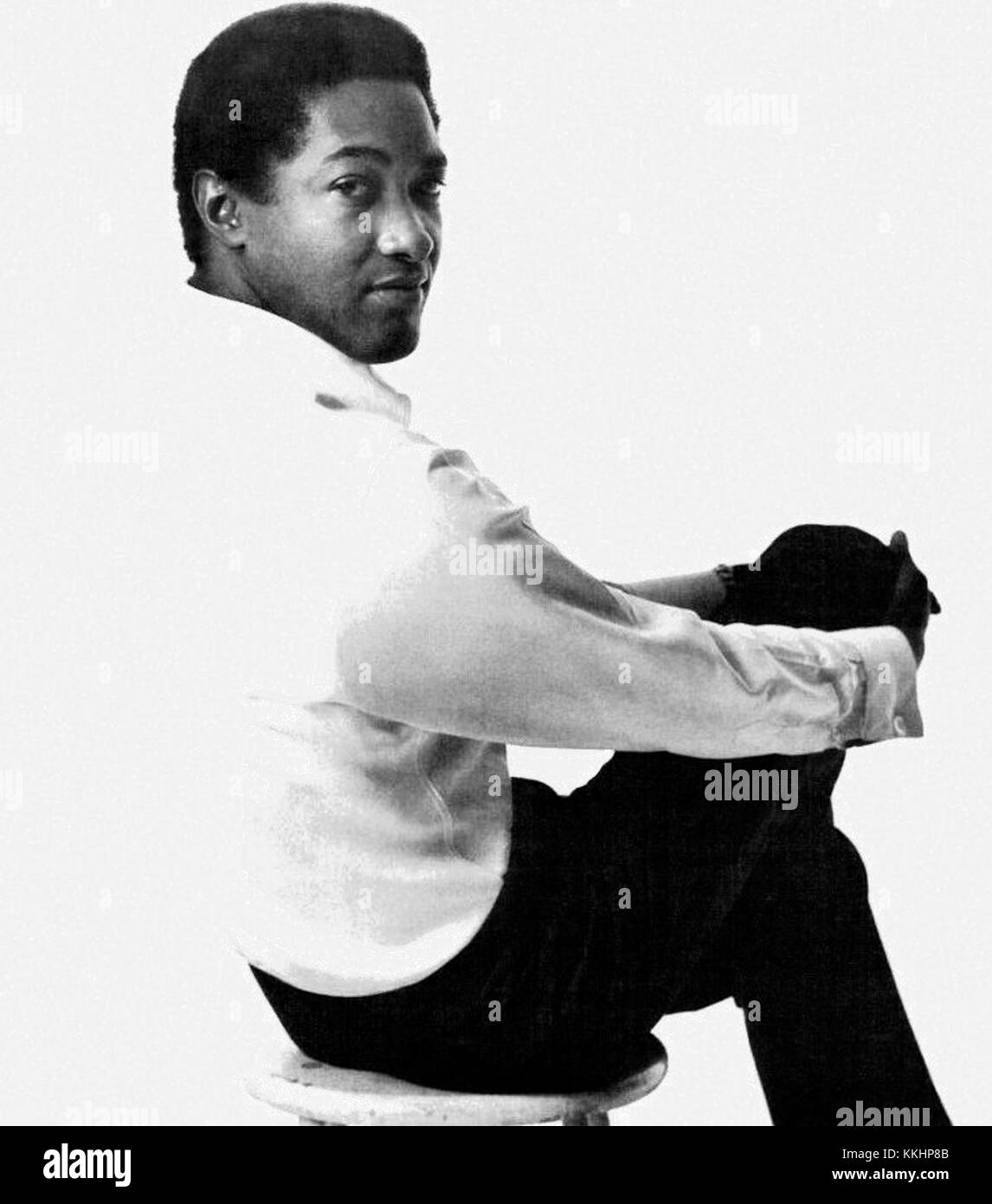 Auf dieser Vintage-Werbetafel ist Sam Cooke, der legendäre Soul- und R&B-Sänger, zu sehen. Bekannt für seine geschmeidige Stimme und bahnbrechende Hits, ist Cooke eine einflussreiche Persönlichkeit in der Geschichte der amerikanischen Musik. Stockfoto
