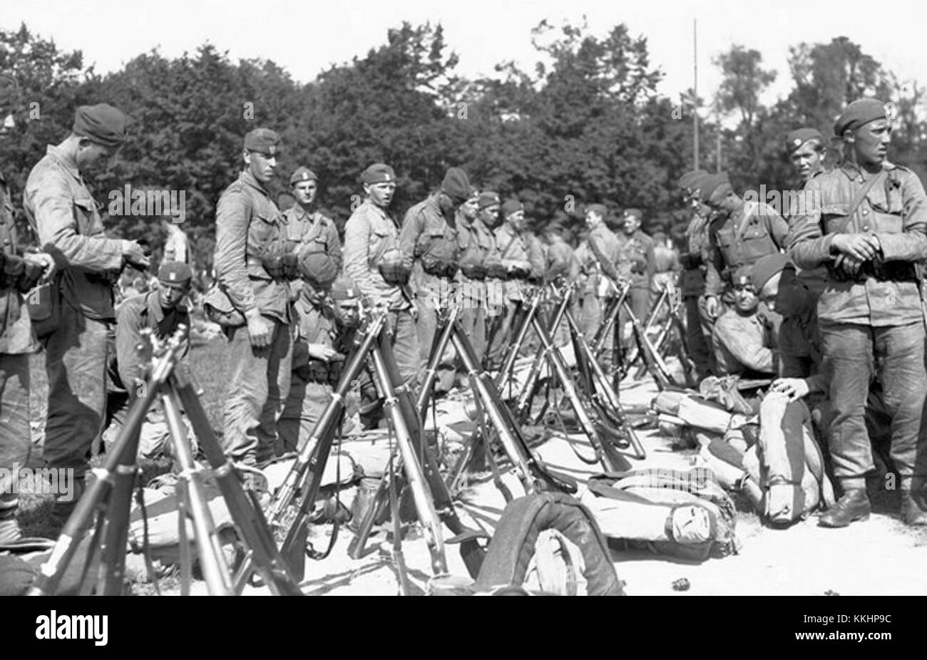 Das Bild zeigt eine Militärprozession, die nach Manövern im Jahr 1934 nach Krakau zurückkehrt. Die Soldaten marschieren im Rahmen eines militärischen Ereignisses durch die Stadt und zeigen das uniformierte Personal und die historische Umgebung der Zeit in Polen. Stockfoto