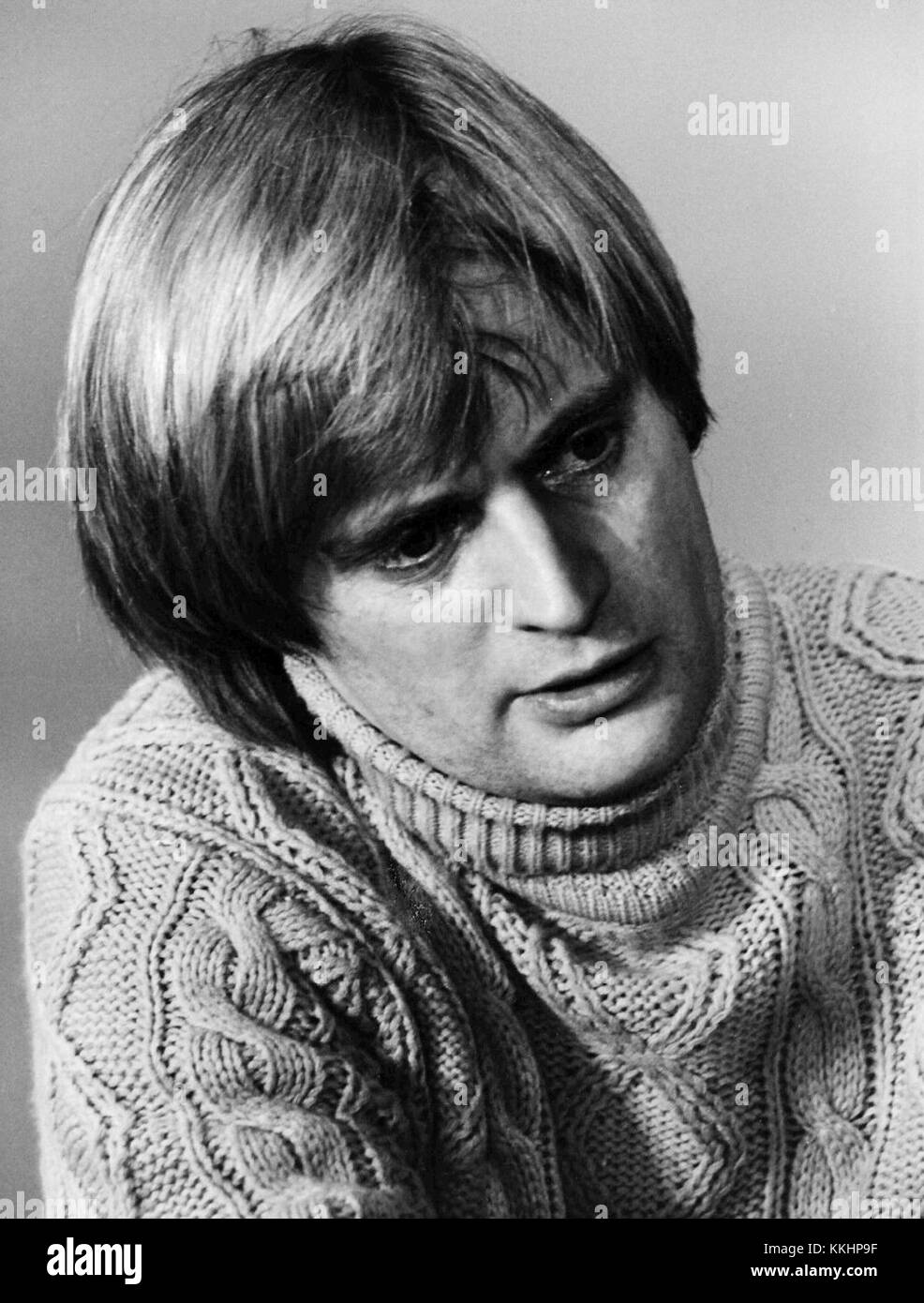 David McCallum, der britische Schauspieler, ist in einem Werbebild aus dem Jahr 1975 festgehalten. McCallum war bekannt für seine Rollen in Fernsehserien wie „The man from U.N.C.L.E.“ und „NCIS“ und wurde zu einer beliebten Figur in der Fernsehgeschichte. Stockfoto