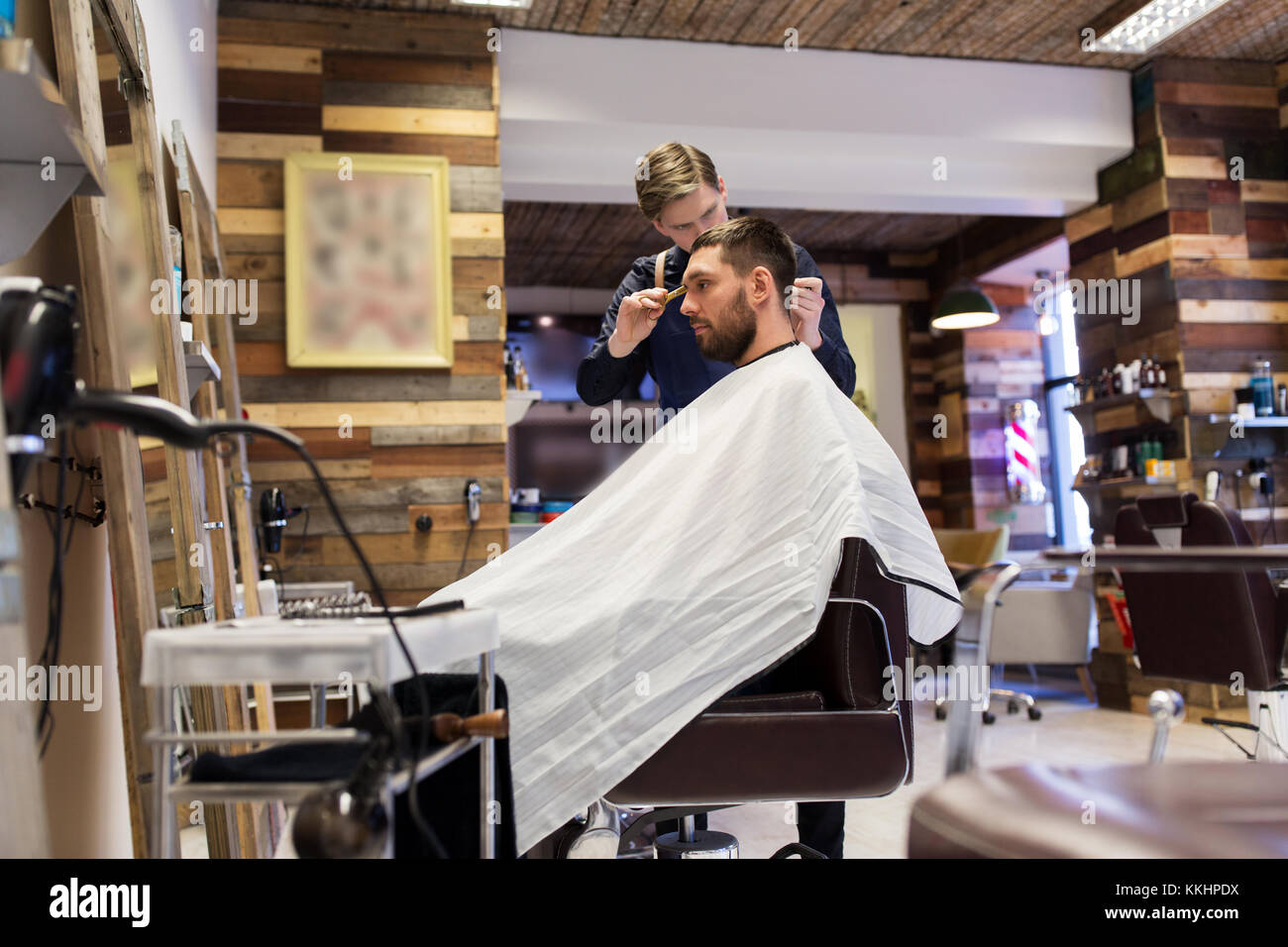 Mann und Friseur Haare schneiden bei Stockfotografie Alamy