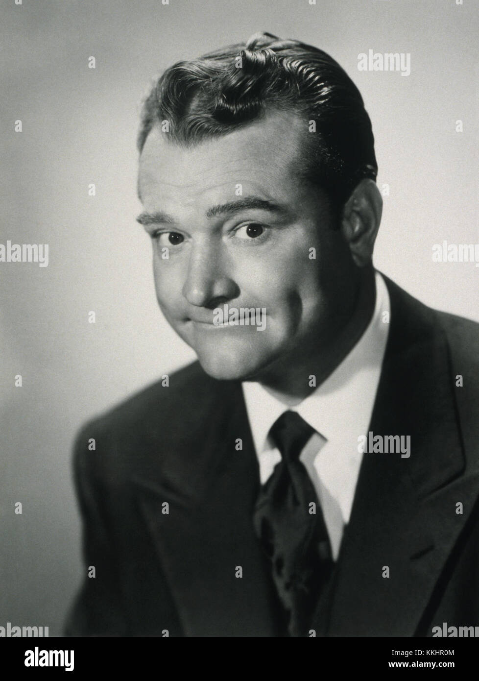 Dieses Bild von Red Skelton aus dem Jahr 1960 fängt den legendären amerikanischen Komiker und Schauspieler auf dem Höhepunkt seiner Karriere ein. Skeltons Fernseh- und Filmarbeit machte ihn zu einem Namen in der Unterhaltungsbranche Mitte des 20. Jahrhunderts. Stockfoto