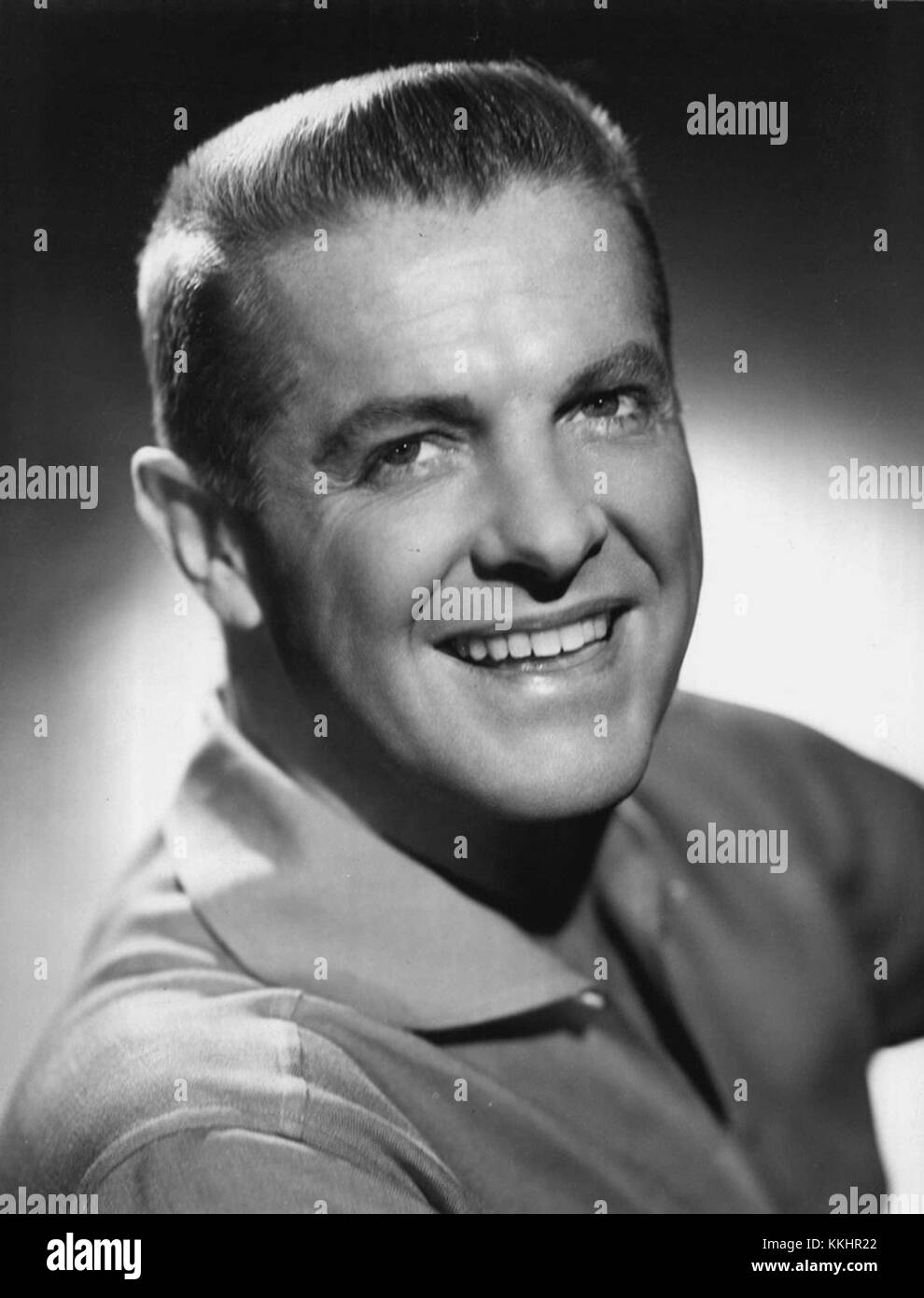 Robert Cummings, ein US-amerikanischer Schauspieler, war in den 1940er und 1950er Jahren in Film und Fernsehen aktiv Bekannt für seine Rollen in Comedy und Drama, war er ein vielseitiger Darsteller. Cummings trat in vielen bedeutenden Filmen auf und war ein prominenter Fernsehstar, der für seinen Charme und seinen Witz gelobt wurde. Stockfoto