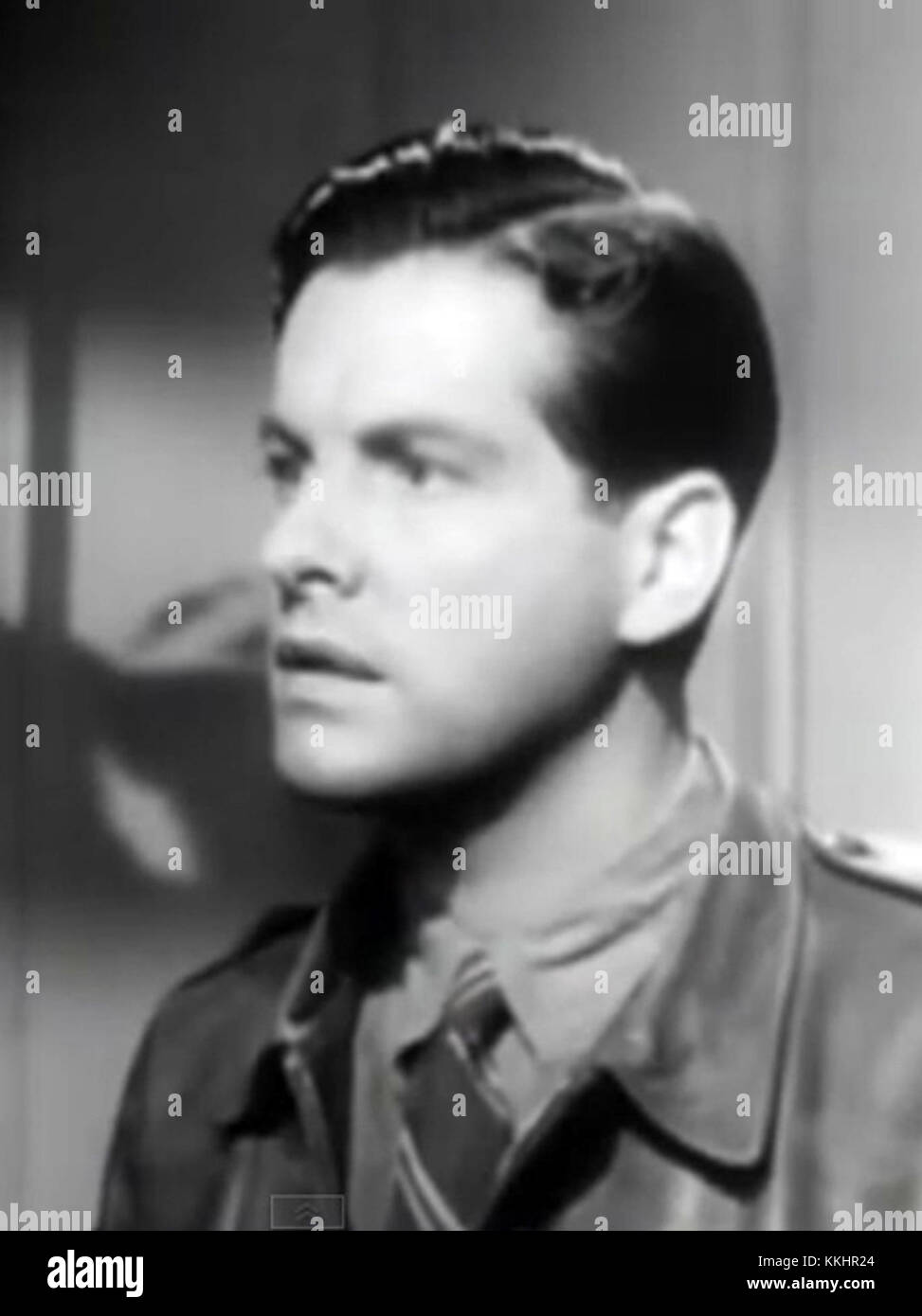 Ein Bild des Schauspielers Robert Cummings aus dem Film *Saboteur* von Alfred Hitchcock aus dem Jahr 1942, bekannt für seine spannende Handlung und Themen der Spionage. Stockfoto