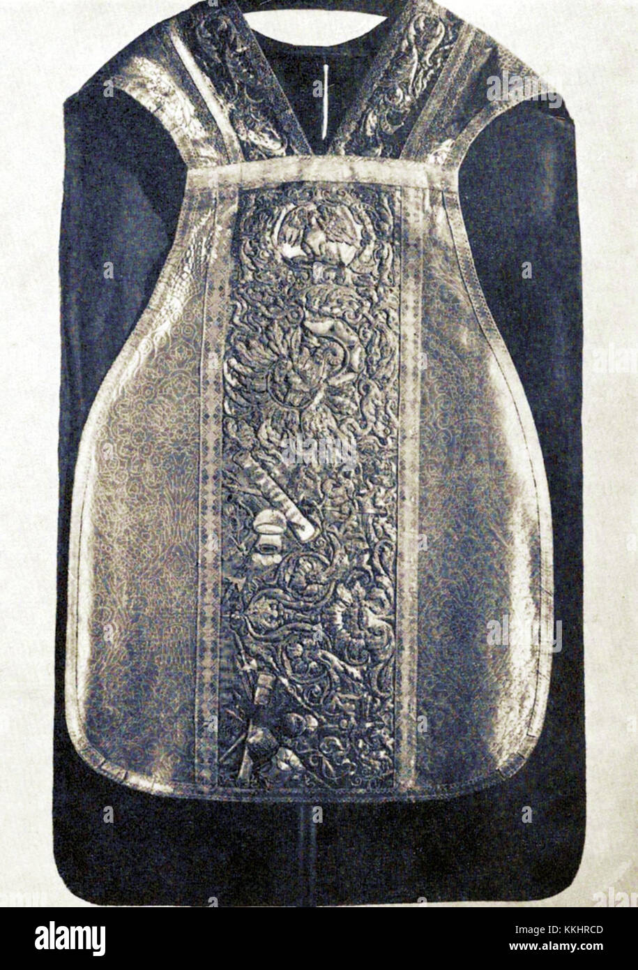 Eine anonyme Kehrtwendung aus einem königlichen Set, ein liturgisches Gewand, das mit hochrangigen Geistlichen in Verbindung gebracht wird und dessen Design, Material und religiöse Bedeutung veranschaulicht. Stockfoto