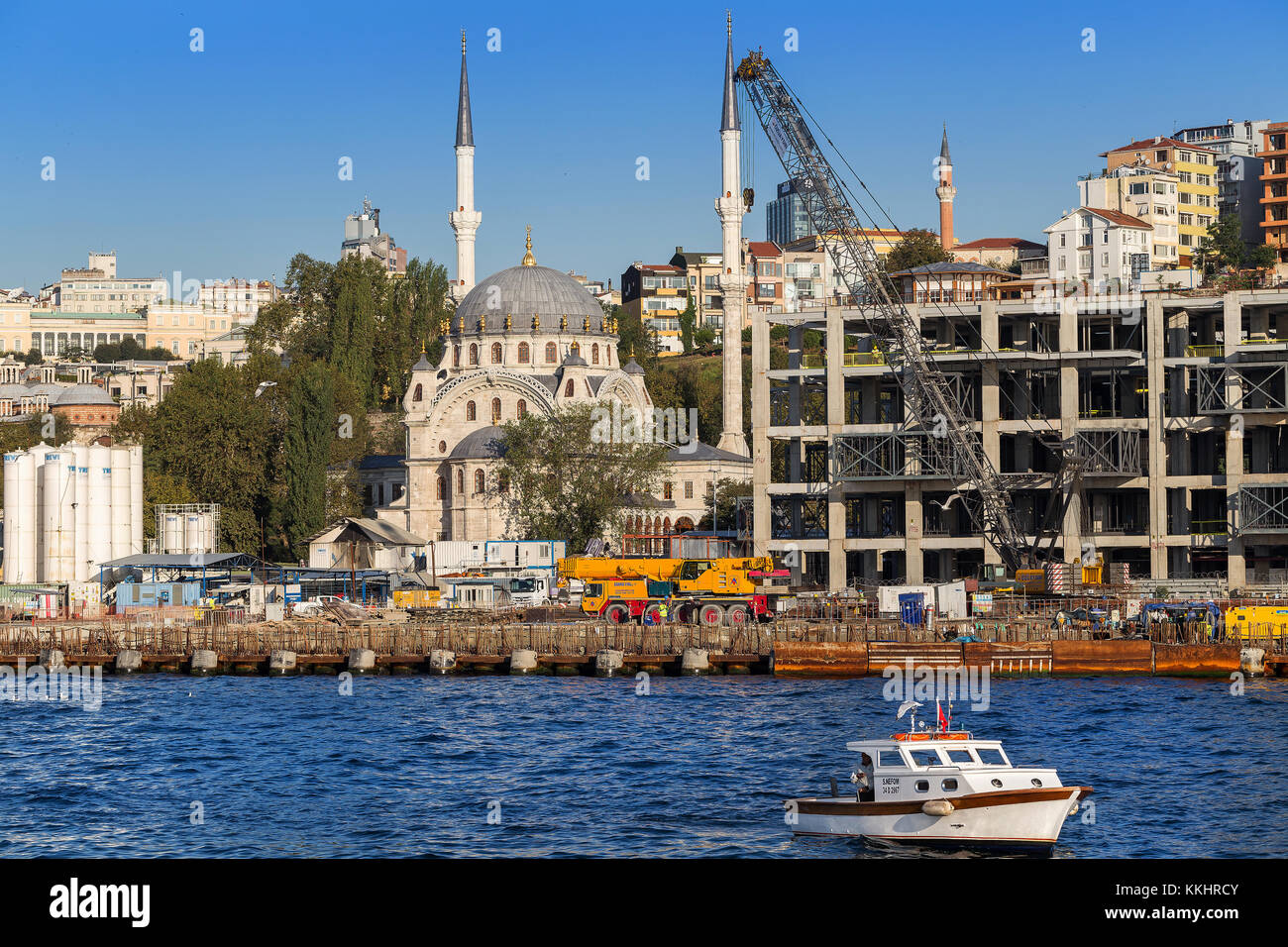 Bunte Leben Stadtbild mit Bau im Bosporus Istanbul Türkei. Stockfoto