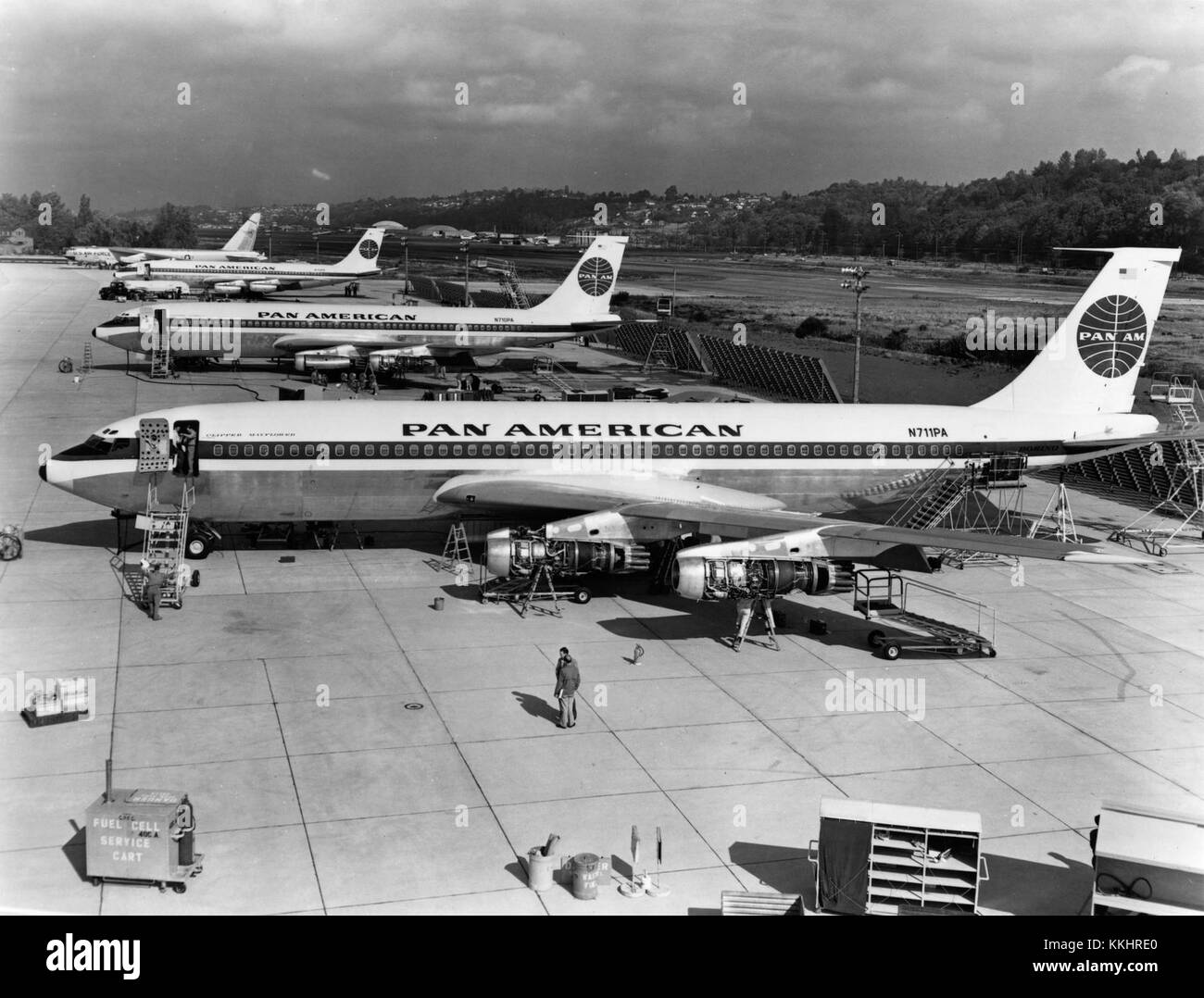"AUF DER FLUGLINIE in Seattle, Washington, stehen die ersten drei 707-121 Flugzeuge mit Pratt & Whitney JT3C6-Triebwerken, die 1958 an Pan American World Airways geliefert werden. Das Flugzeug N711PA (Vordergrund) war der Jetliner, der am 26. Oktober 1958 mit einem Flug zwischen New York und Paris den ersten regulären US-Jet-Transport einweihte." Linke Seitenansicht von etwas über dem Boeing Modell 707-121 (r/n N711PA) auf der Boeing-Werksfluglinie in Seattle, Washington. Im Hintergrund sind r/n N710PA (Mitte) und darüber hinaus zu sehen, r/n N709PA; eine U.S. Air Force Boeing B-52 Stratofortress ist zu sehen Stockfoto