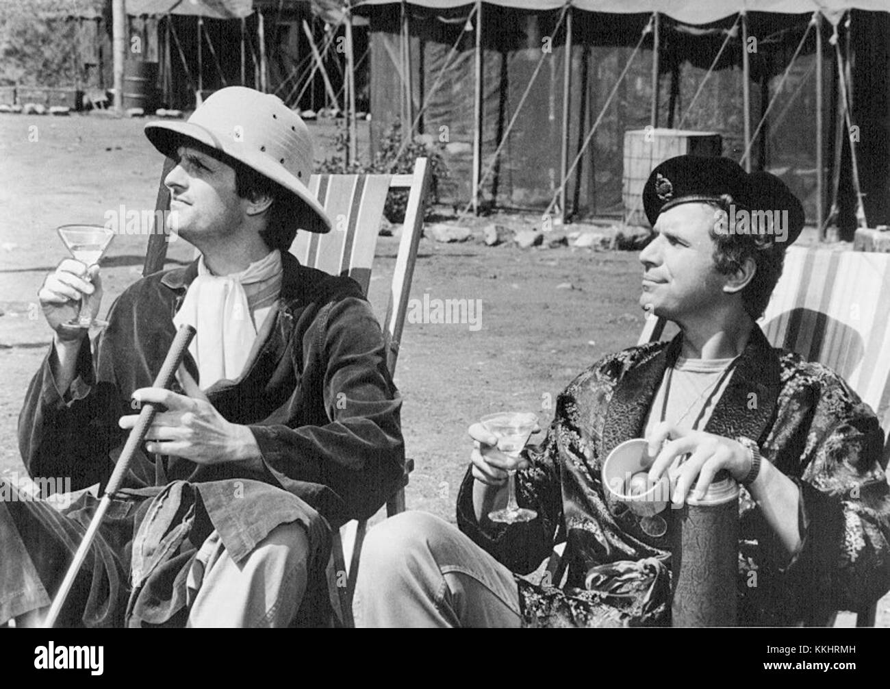 Dieses Bild zeigt Alan Alda und Wayne Rogers aus der TV-Serie MASH*, die von 1972 bis 1983 ausgestrahlt wurde. Die Serie, die während des Koreakrieges spielt, konzentrierte sich auf das Leben eines Teams von Ärzten und Mitarbeitern in einem mobilen chirurgischen Krankenhaus der Armee. Sowohl Alda als auch Rogers spielten zentrale Rollen als Ärzte Hawkeye Pierce und Trapper John McIntyre. Stockfoto
