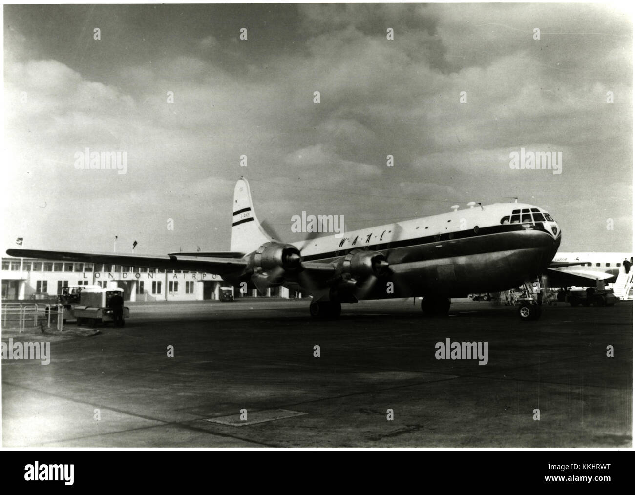 Eine halbe rechte Vorderansicht der West African Airways Corporation (WAAC) Boeing 377-10-32 Stratocruiser (wahrscheinlich r/n G-AKGI, c/n 15975) rollt vom Terminal am Flughafen London weg; ca. 1958. West African Airways Corporation (WAAC) Boeing 377-10-32 Stratocruiser Stockfoto