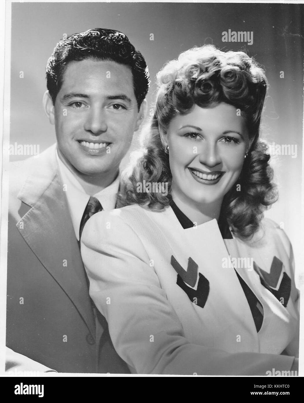1945 Pressefotosinger Andy Russell Und Comedienne Joan Davis Auf CBS Radio Show Stockfoto
