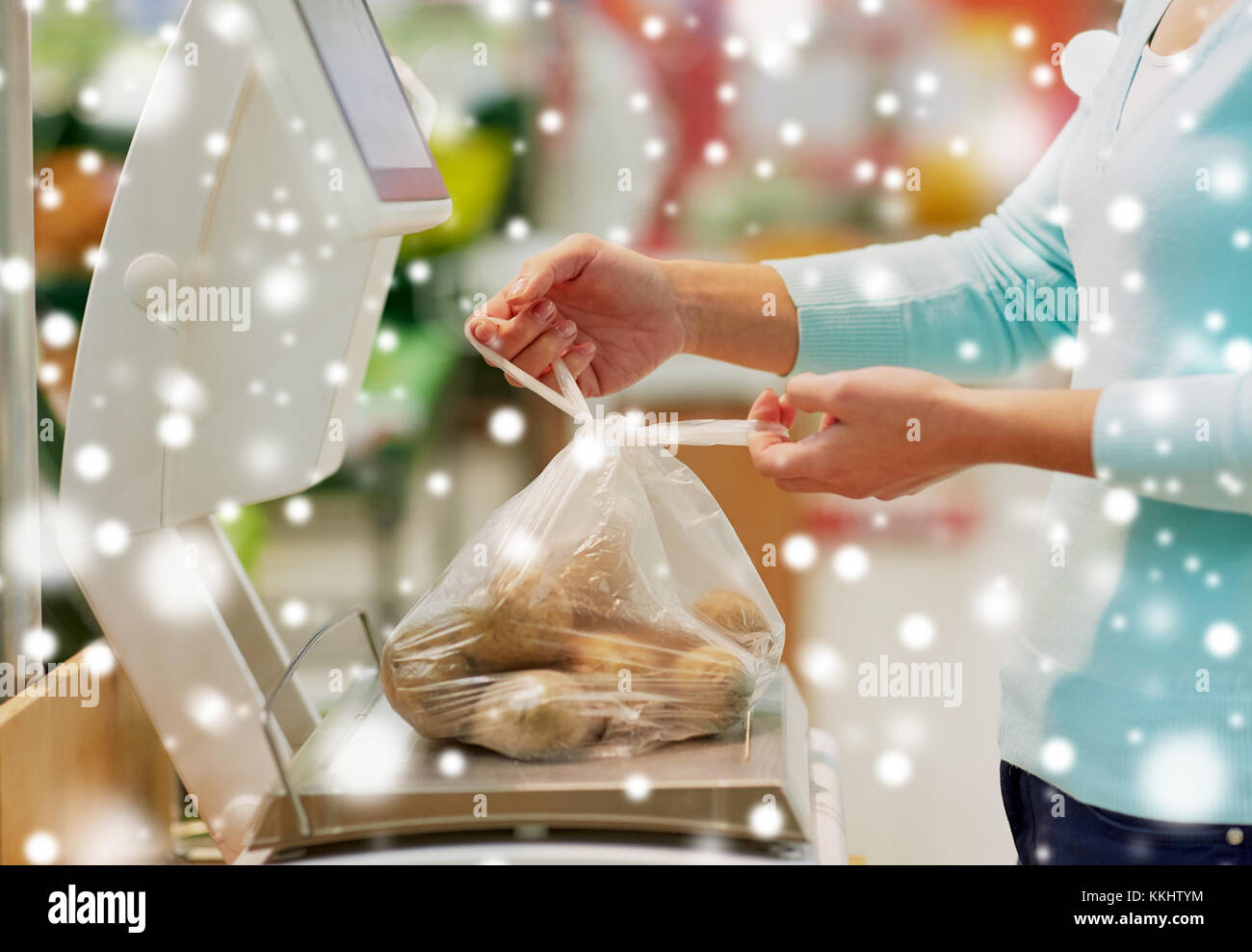 Kunden mit Kartoffeln auf der Skala am Lebensmittelgeschäft Stockfoto