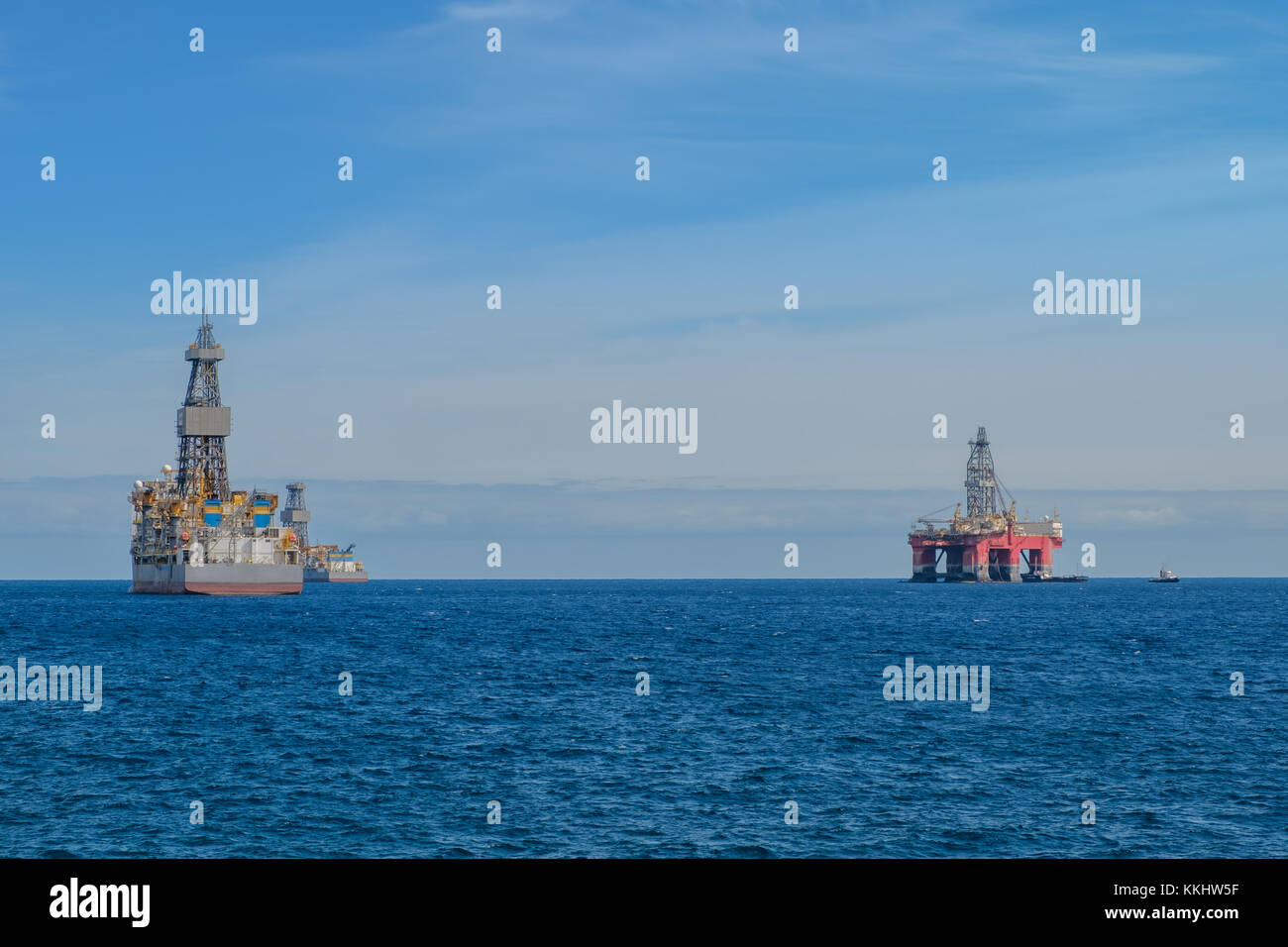 Schiff und Bohrplattform, offshore bohren Plattform am Ocean horizon Stockfoto