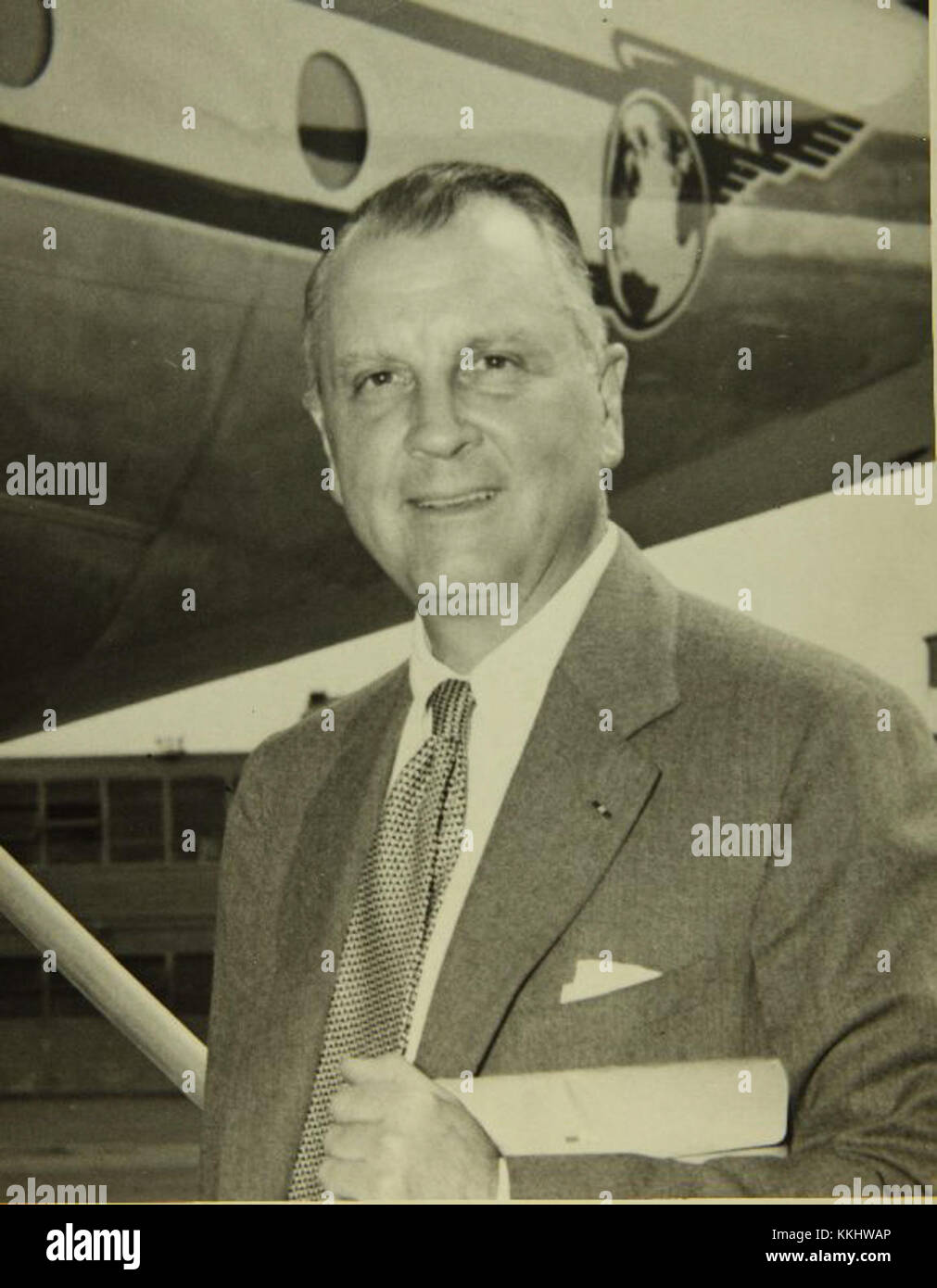 Juan Trippe, der Gründer von Pan American World Airways (Pan am), wird mit einem Stratocruiser-Flugzeug abgebildet. Die Stratocruiser war ein revolutionäres Passagierflugzeug, das die Flugreisen Mitte des 20. Jahrhunderts prägte. Stockfoto
