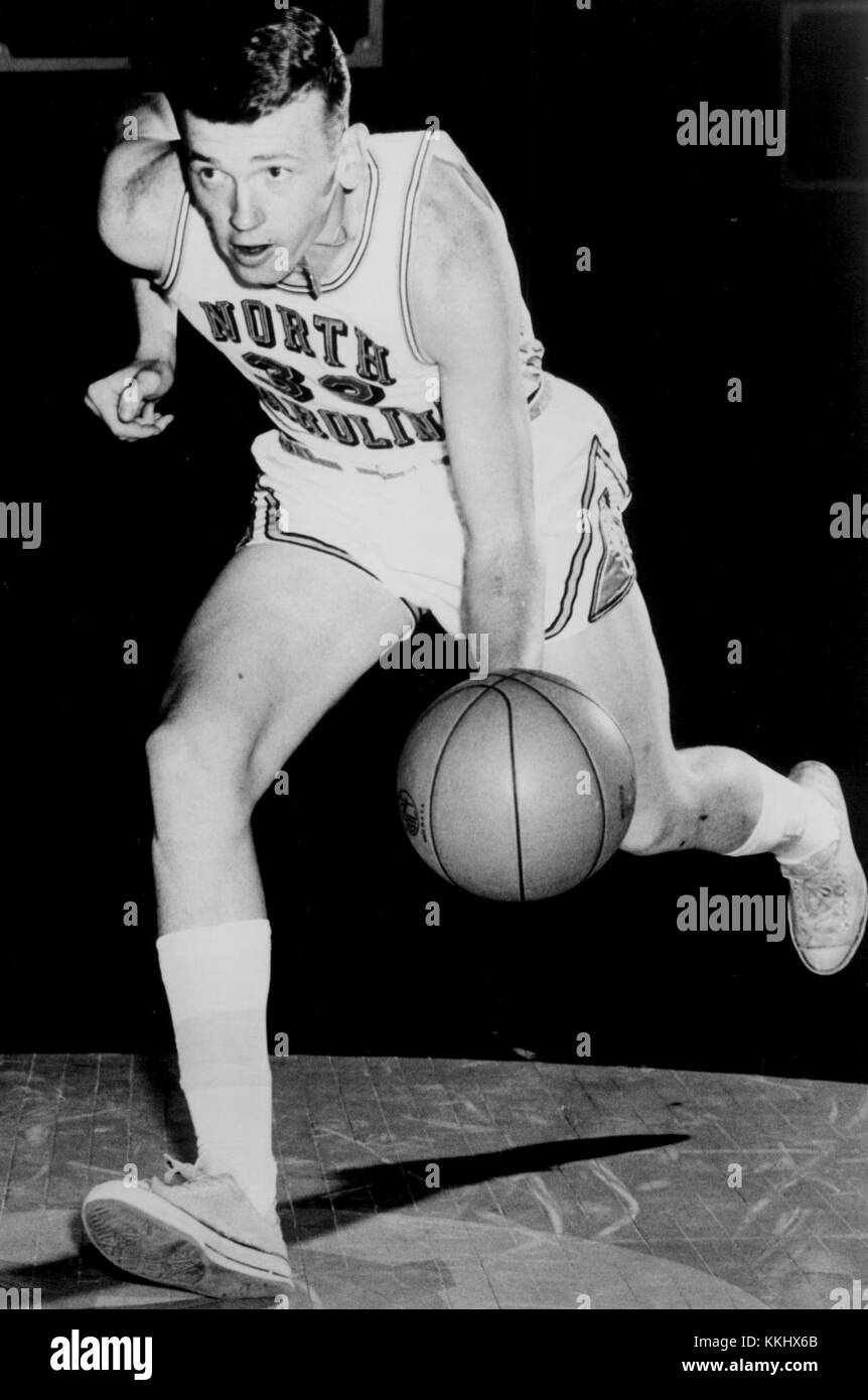 Billy Cunningham, ein ehemaliger Basketballspieler, ist vor allem für seine Zeit an der University of North Carolina (UNC) bekannt, wo er eine Schlüsselrolle beim Erfolg des Teams spielte. Seine Collegekarriere festigte sein Erbe in der Basketballgeschichte, was zu einer langen beruflichen Karriere führte. Stockfoto