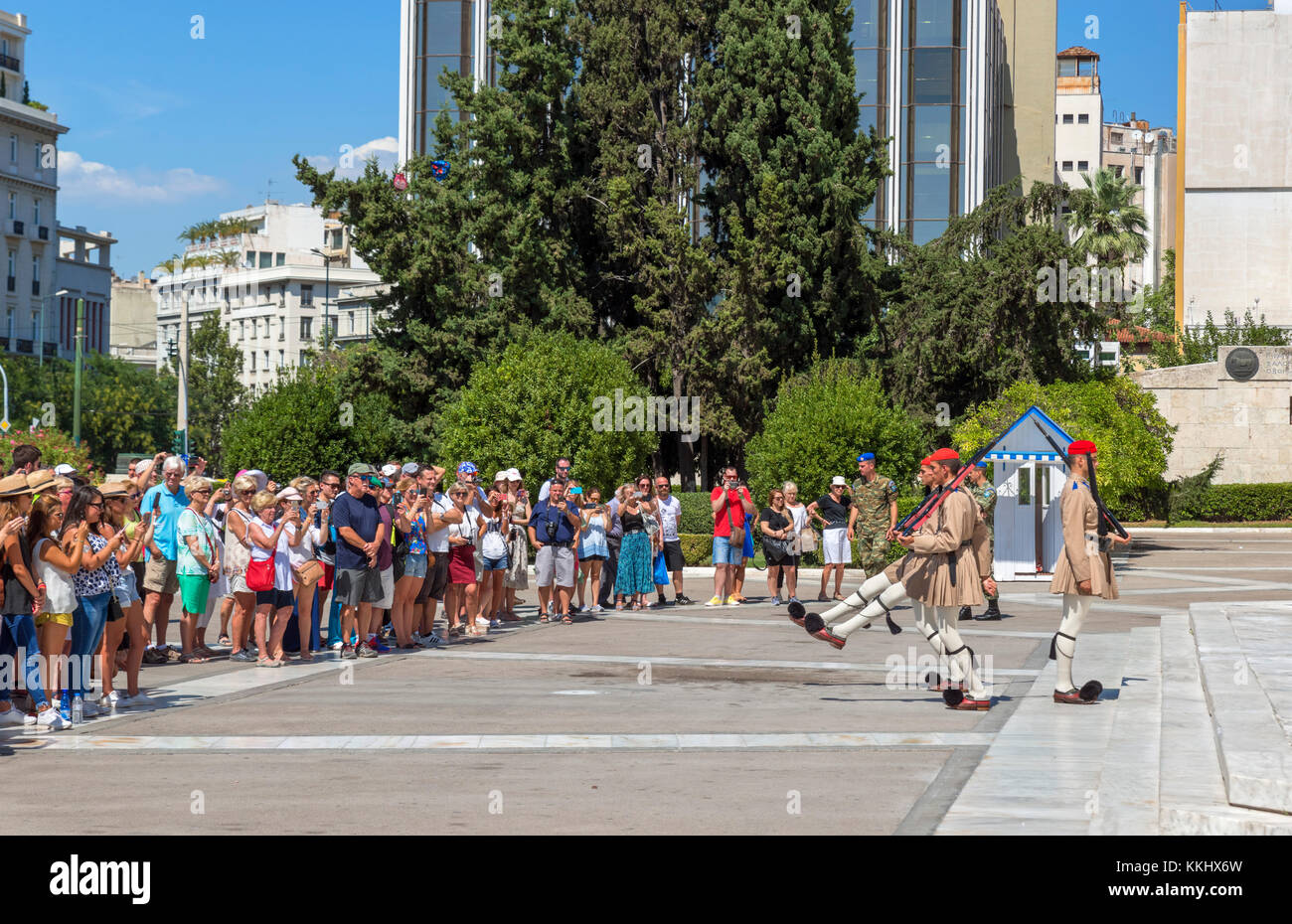 Touristen die Wachablösung am Grab des Unbekannten Soldaten, Syntagma Square, Athens, Griechenland beobachten Stockfoto