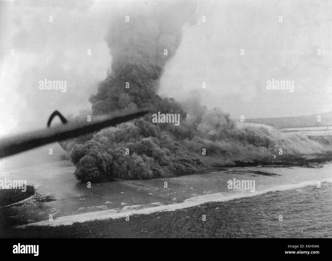 Die Explosion des Torpedo-Magazins an Bord der USS Namur in Kwajalein 1944 war ein katastrophales Ereignis während des Zweiten Weltkriegs, das die Volatilität der Munition und die Risiken bei Marineoperationen im Pazifik demonstrierte. Stockfoto