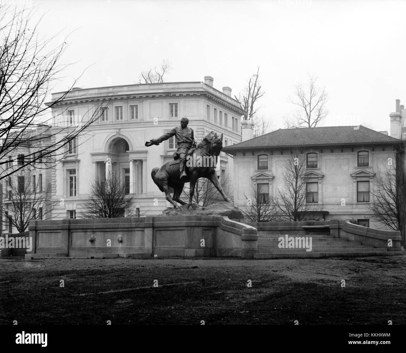Die Sheridan-Statue in Washington, D.C. ehrt General Philip Sheridan, eine prominente Persönlichkeit im Amerikanischen Bürgerkrieg, bekannt für seine militärische Führung und seine Beiträge zum Sieg der Union. Stockfoto