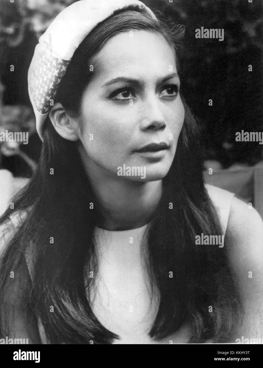 Nancy Kwan, eine prominente Schauspielerin, die für ihre Rollen in den 1960er und 1970er Jahren bekannt war, fotografierte 1971. Sie erlangte Anerkennung für das Durchbrechen von Stereotypen und war eine Pionierfigur in Hollywoods Darstellung asiatischer Schauspielerinnen. Stockfoto