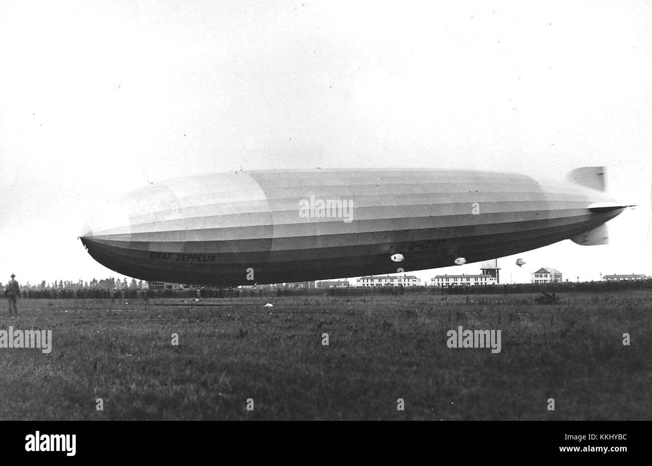 Die Graf Zeppelin, ein deutsches Passagierluftschiff, landete im Oktober 1928 in Lakehurst, New Jersey. Dieses historische Ereignis war ein bedeutender Erfolg in der frühen Luftfahrt und bei der Nutzung von Luftschiffen für Langstreckenflüge. Stockfoto
