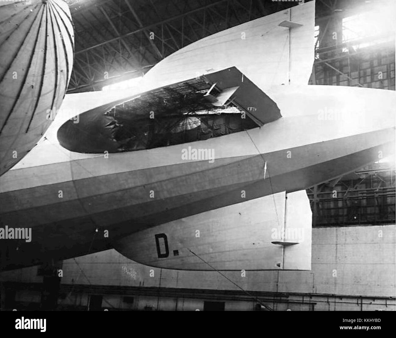 Die Graf Zeppelin, ein deutsches Luftschiff, erlitt 1928 erhebliche Schäden an der Flosse. Der Vorfall war ein bemerkenswertes Ereignis in der Geschichte der Luftfahrt und spiegelt die Herausforderungen wider, denen sich die ersten Luftschiffe gegenübersahen. Trotz der Schäden blieb der Graf Zeppelin eine ikonische Figur in der Luftfahrtgeschichte. Stockfoto