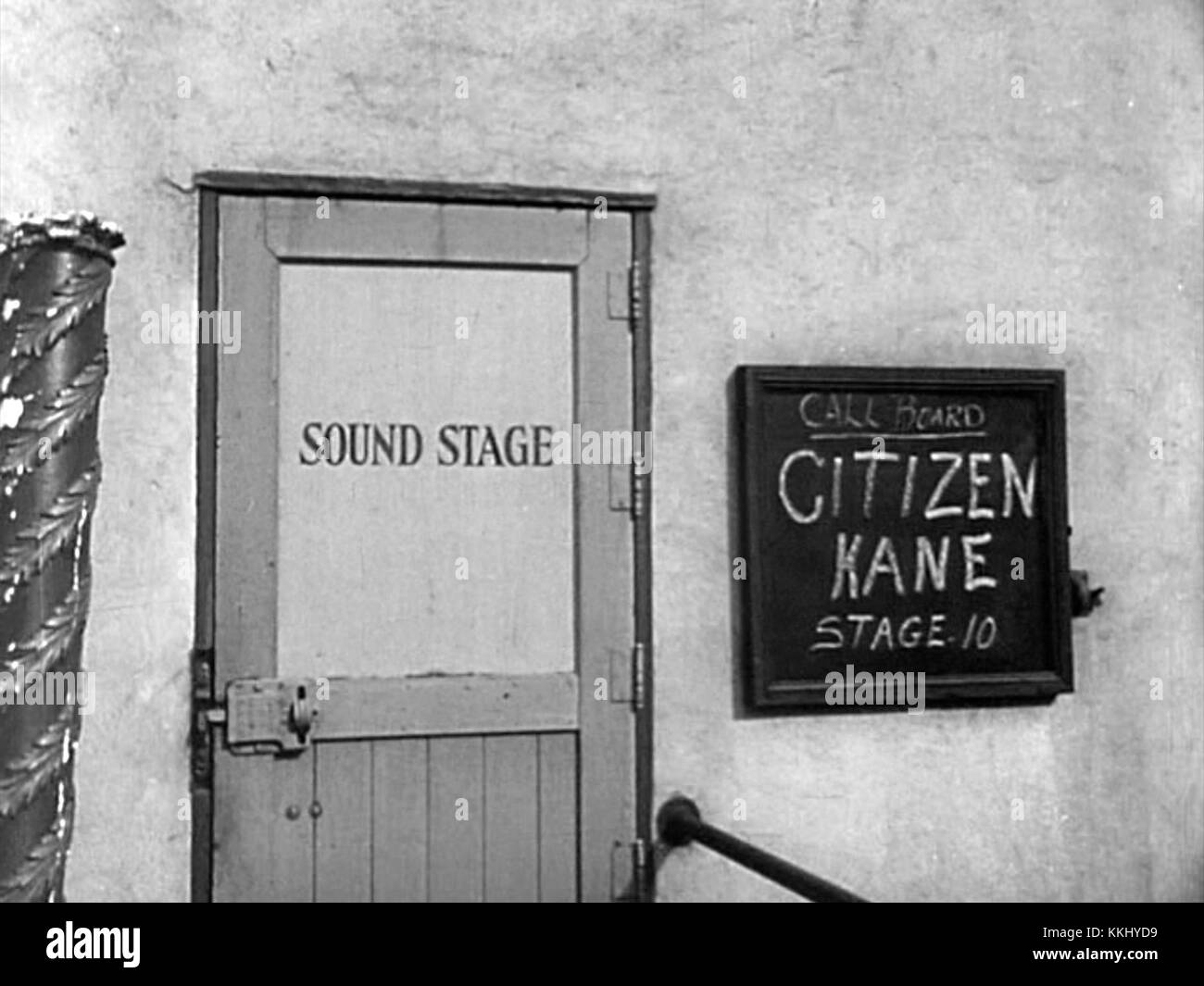 Dieses Foto zeigt die Soundbühne von *Citizen Kane*, einem der einflussreichsten Filme der Filmgeschichte. Das Bühnenbild und die technischen Aspekte des Films waren bahnbrechend und trugen zu seinem Vermächtnis in der Filmgeschichte bei. Stockfoto