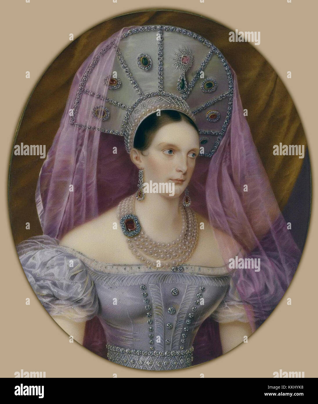 Dieses Porträt zeigt Alexandra Feodorowna, die Kaiserin von Russland, in traditioneller russischer Kleidung. Es wurde in den 1840er Jahren in der kaiserlichen Porzellanfabrik hergestellt und ist Teil der Eremitage-Sammlung. Stockfoto