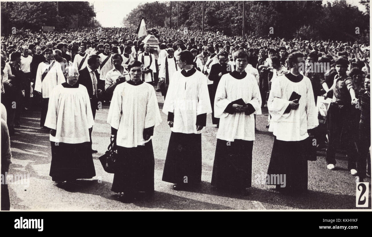 Die Beerdigung von Grzegorz Przemyk, ein zentrales Ereignis in der Geschichte Polens, stellt die tragischen Folgen der politischen Repression und der Menschenrechtsverletzungen in den 1980er Jahren dar Stockfoto