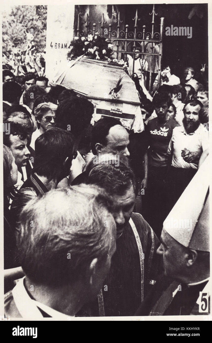 Dieses Bild zeigt die Beerdigung von Grzegorz Przemyk, einem polnischen Studenten, dessen tragischer Tod zu einem Symbol der Repression und des politischen Aktivismus in Polen wurde. Stockfoto