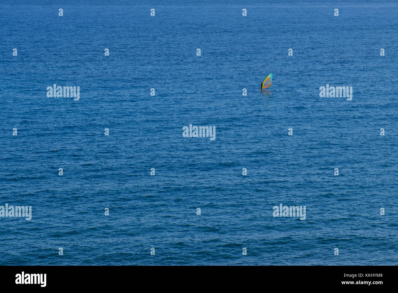 Wind surfer weit entfernt am Ocean-Antenne - Stockfoto