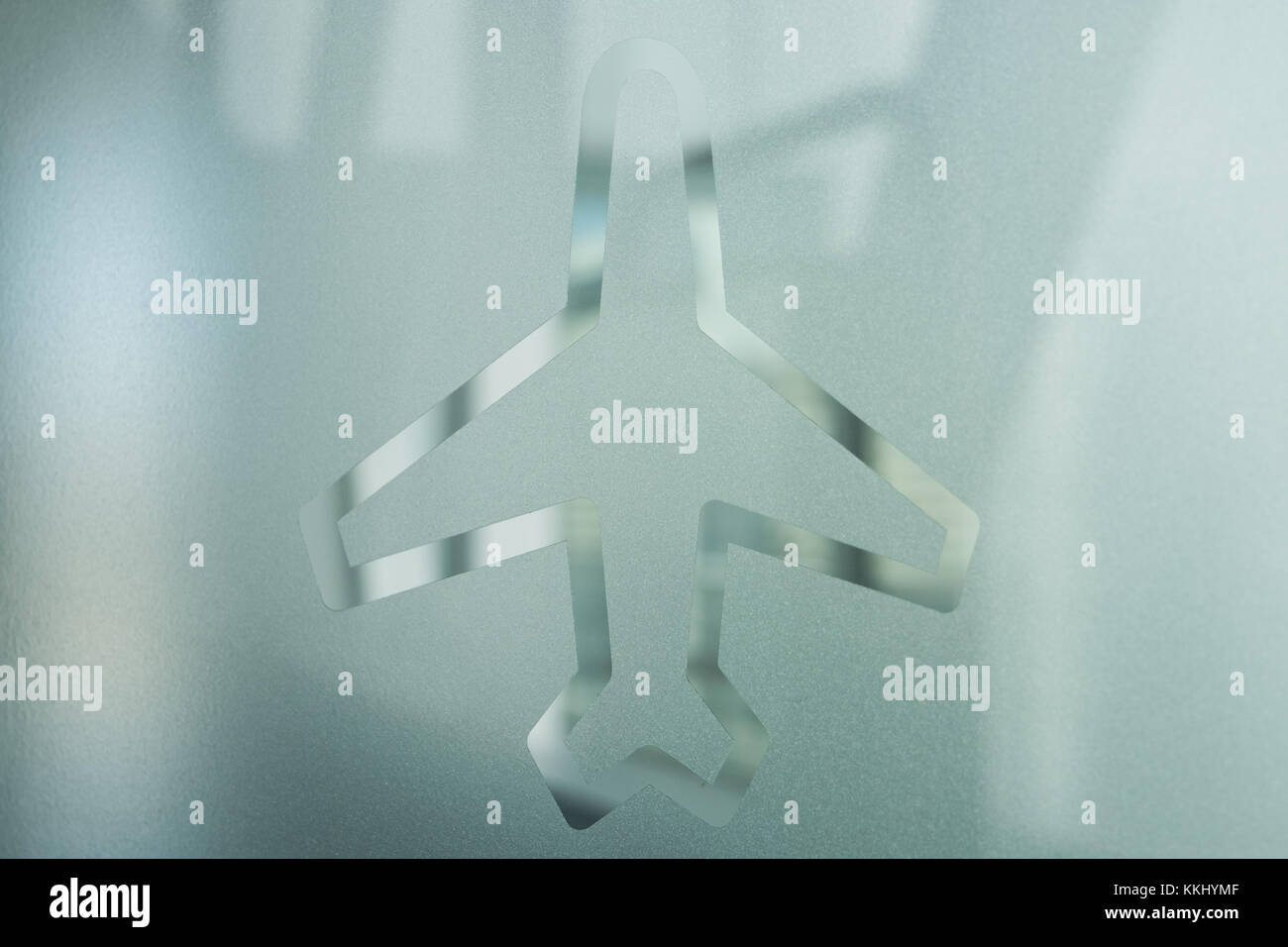Flugzeug Symbol auf Glas Fenster, Flughafen - Stockfoto