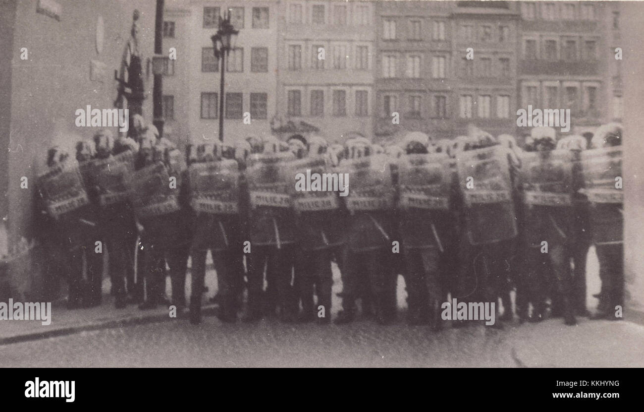 Das Kriegsrecht in Polen, das von 1981 bis 1983 durchgesetzt wurde, war ein bedeutendes historisches Ereignis, das eine Periode der politischen Unterdrückung und Militärherrschaft im Land kennzeichnete. Stockfoto