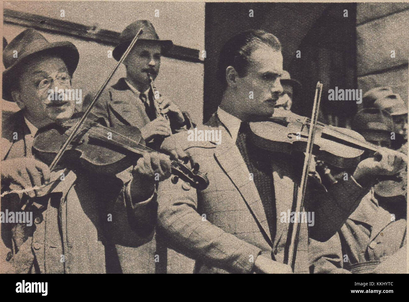 Zakazane Piosenki (1946) ist ein polnischer Film vom 1. September 1946, der Themen des Nachkriegslebens zeigt. Der Film befasst sich mit Fragen der Identität, Kultur und gesellschaftlichen Kämpfen. Stockfoto