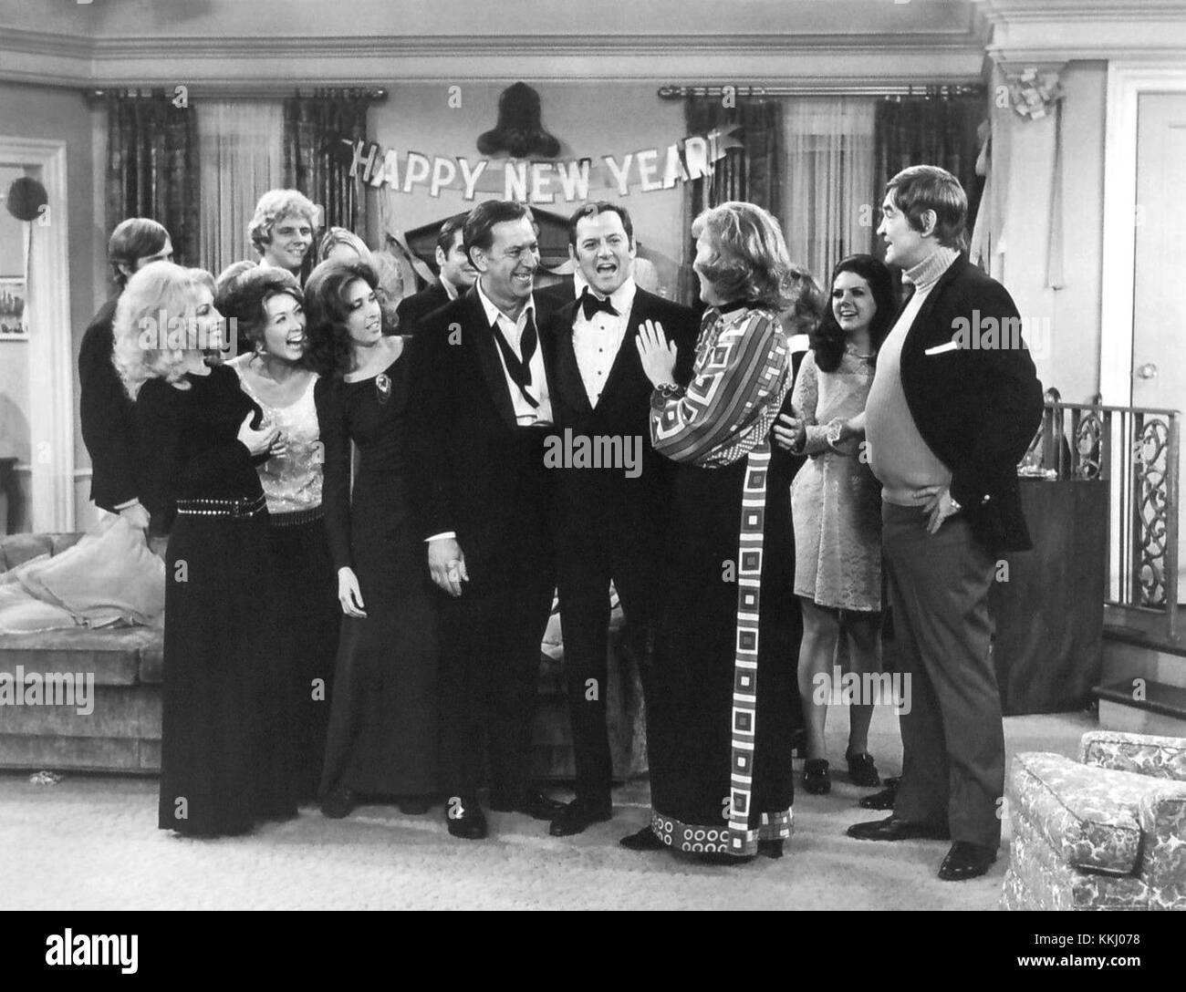 The Odd Pärchen (1972) zeigt Jack Klugman und Tony Randall als nicht übereinstimmende Mitbewohner. Die Show ist eine Sitcom über ihre kontrastierenden Persönlichkeiten, wobei Klugman den schlampigen, entspannten Oscar Madison und Randall als den ordentlichen, verklemmten Felix Ungar spielt. Brett Somers spielt die Rolle von Oscars Ex-Frau. Die Serie beleuchtet ihre komödiantischen Interaktionen in Alltagssituationen. Stockfoto