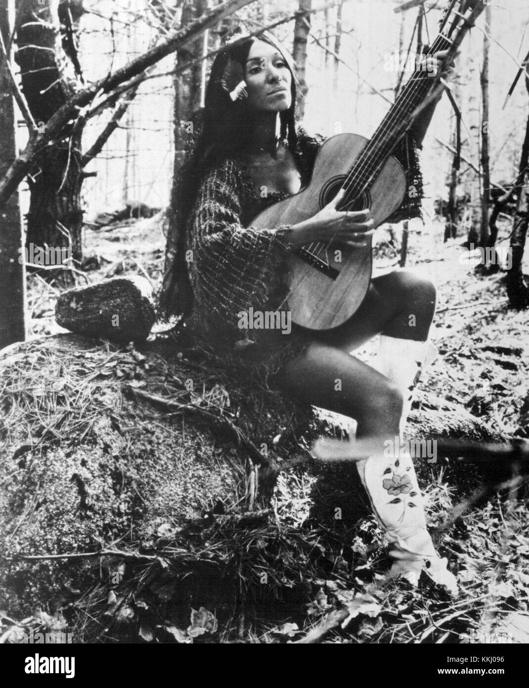Buffy Sainte-Marie, eine kanadisch-amerikanische Sängerin und Songwriterin, gewann 1970 durch ihre kraftvolle Folk-Musik, die sozialen Aktivismus mit persönlichen Geschichten vermischte. Ihre Arbeit beeinflusst weiterhin Musik und kulturelle Bewegungen weltweit. Stockfoto